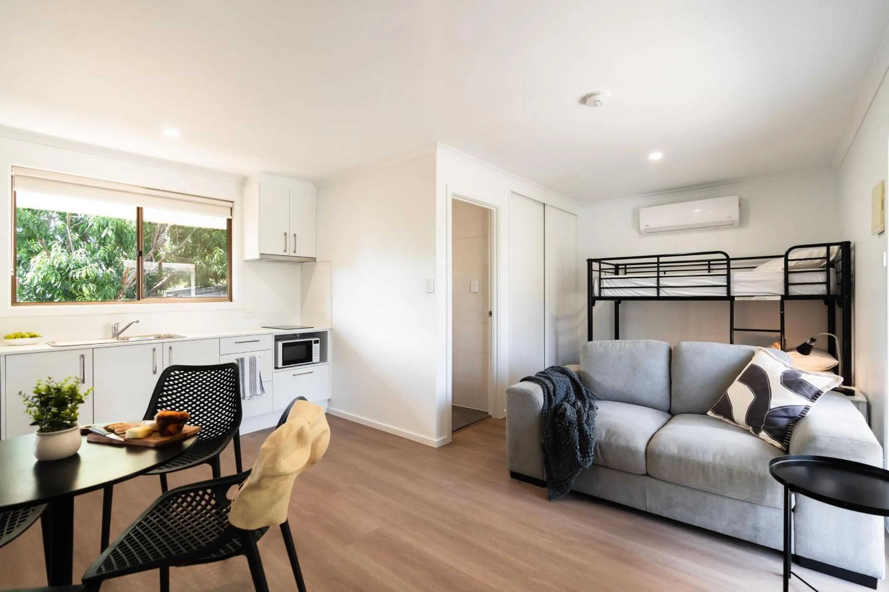 Dining area, Bed in Highway 1 Holiday & Lifestyle Park
