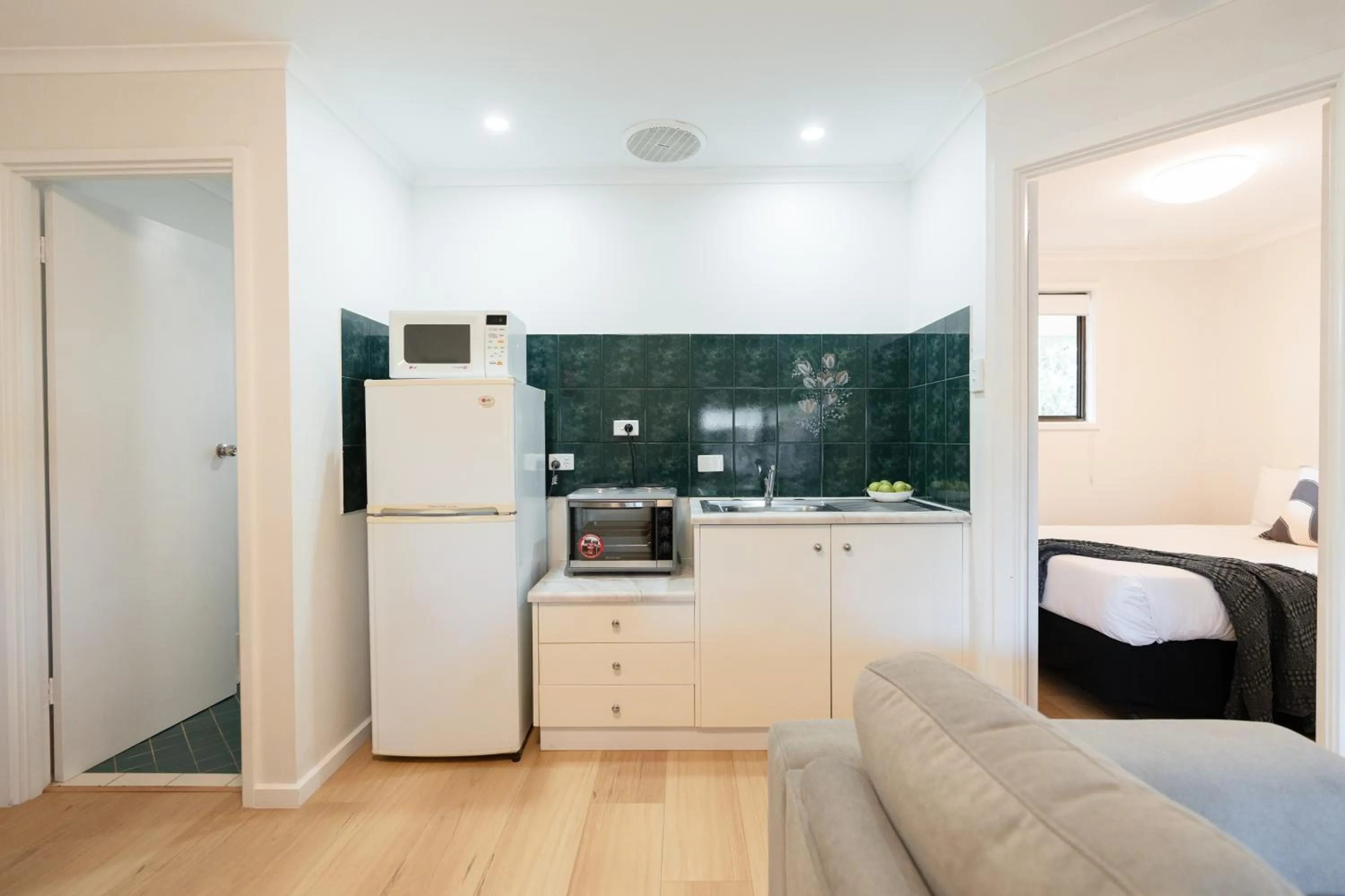 Kitchen or kitchenette in Highway 1 Holiday & Lifestyle Park