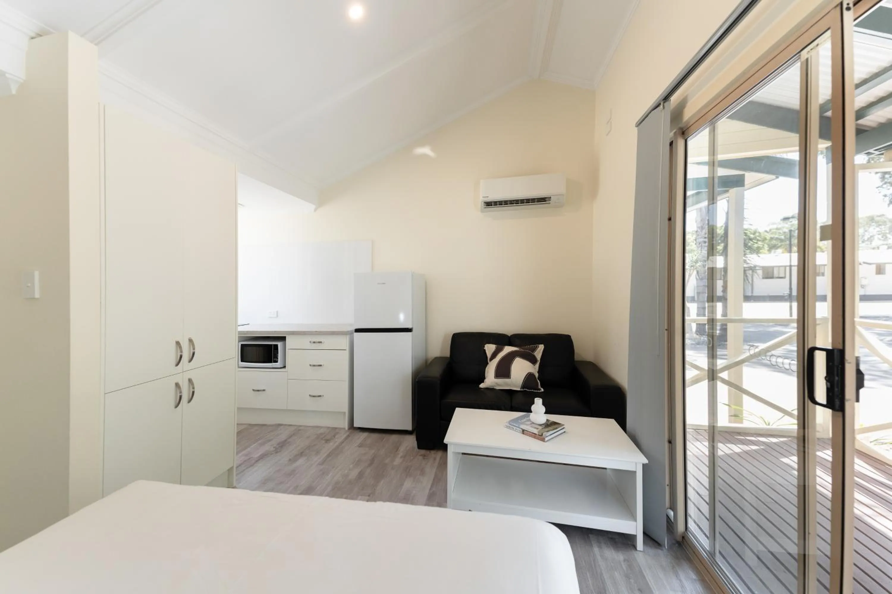 Living room, Bed in Highway 1 Holiday & Lifestyle Park