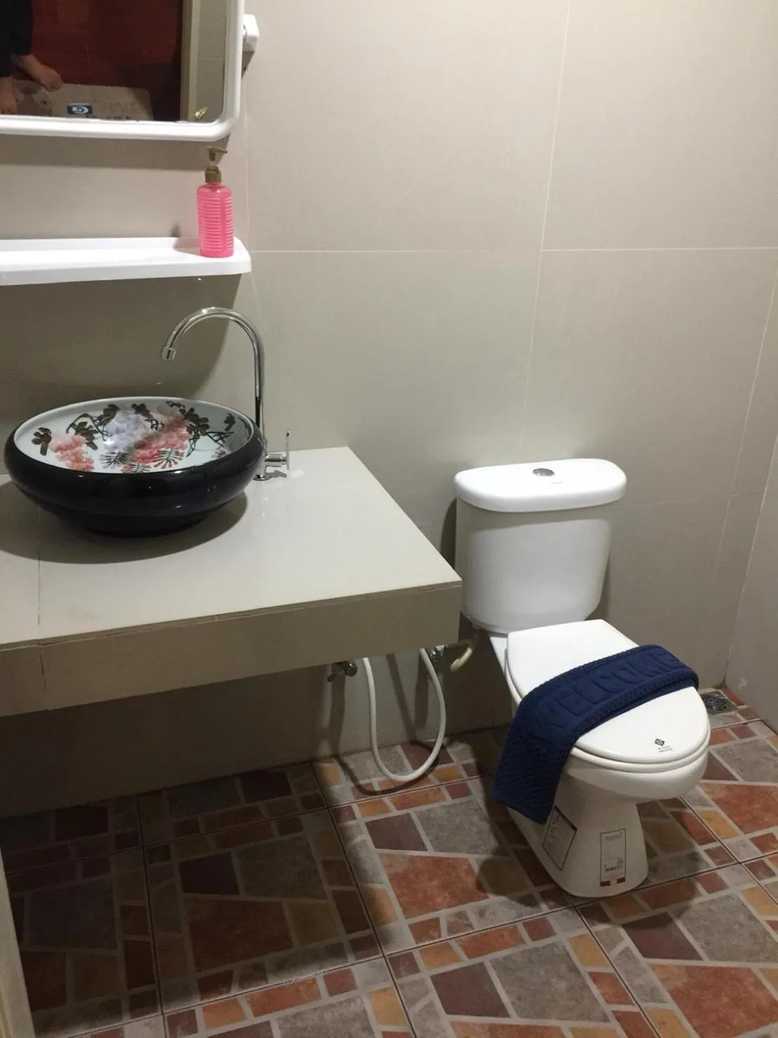 Bathroom in RoomQuest Amphawa Vaylasamran