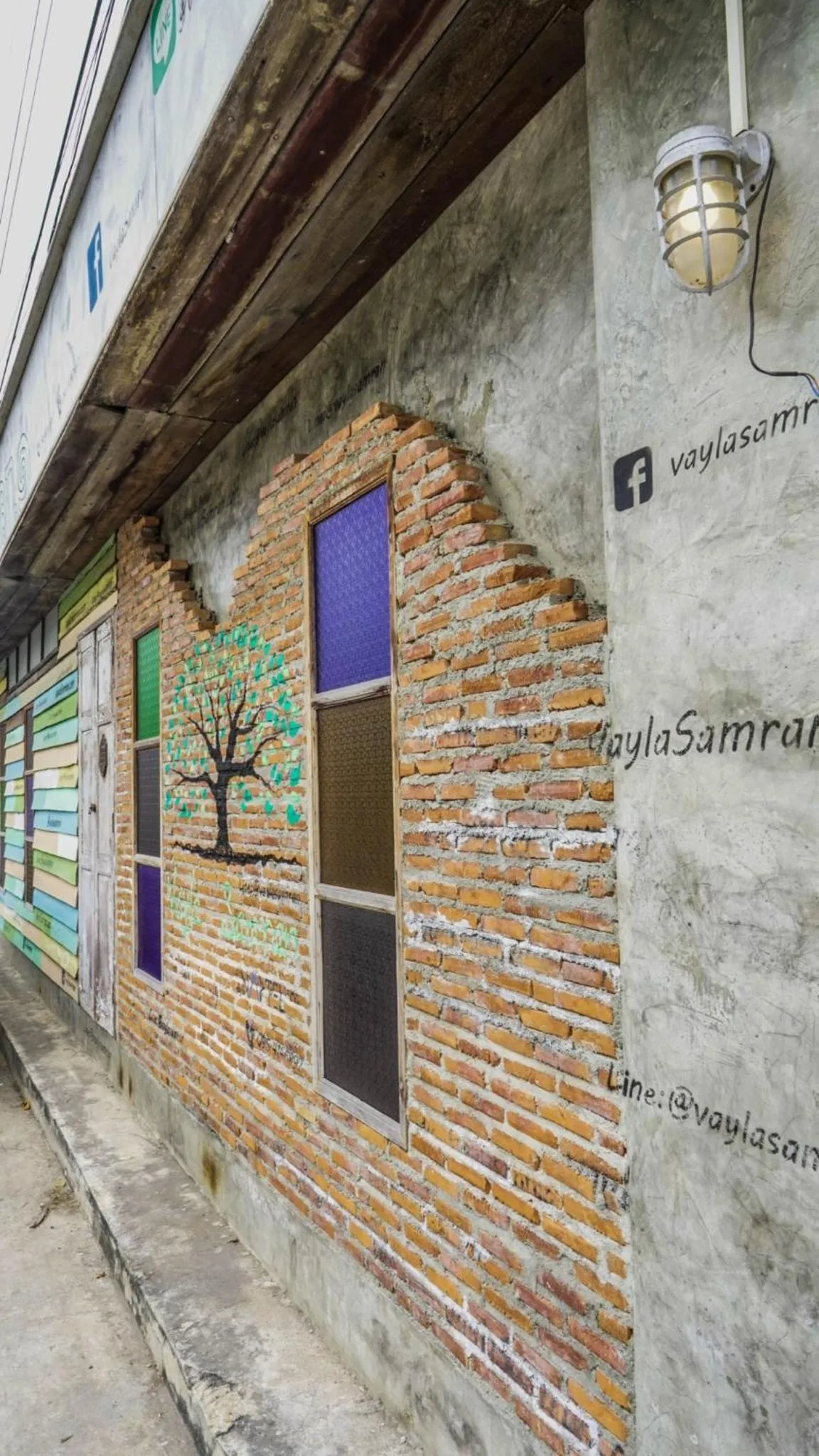 Property building in RoomQuest Amphawa Vaylasamran