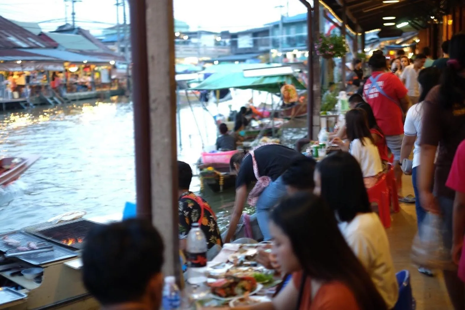 Restaurant/places to eat in RoomQuest Amphawa Vaylasamran