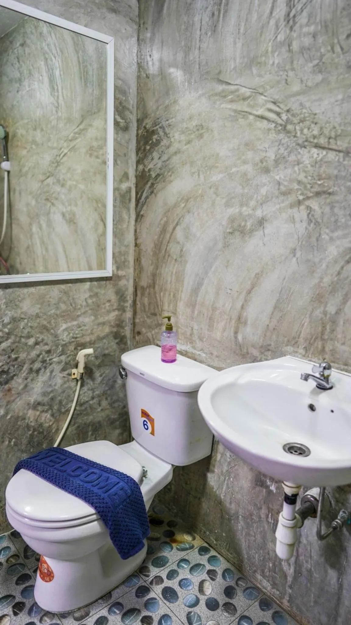 Bathroom in RoomQuest Amphawa Vaylasamran