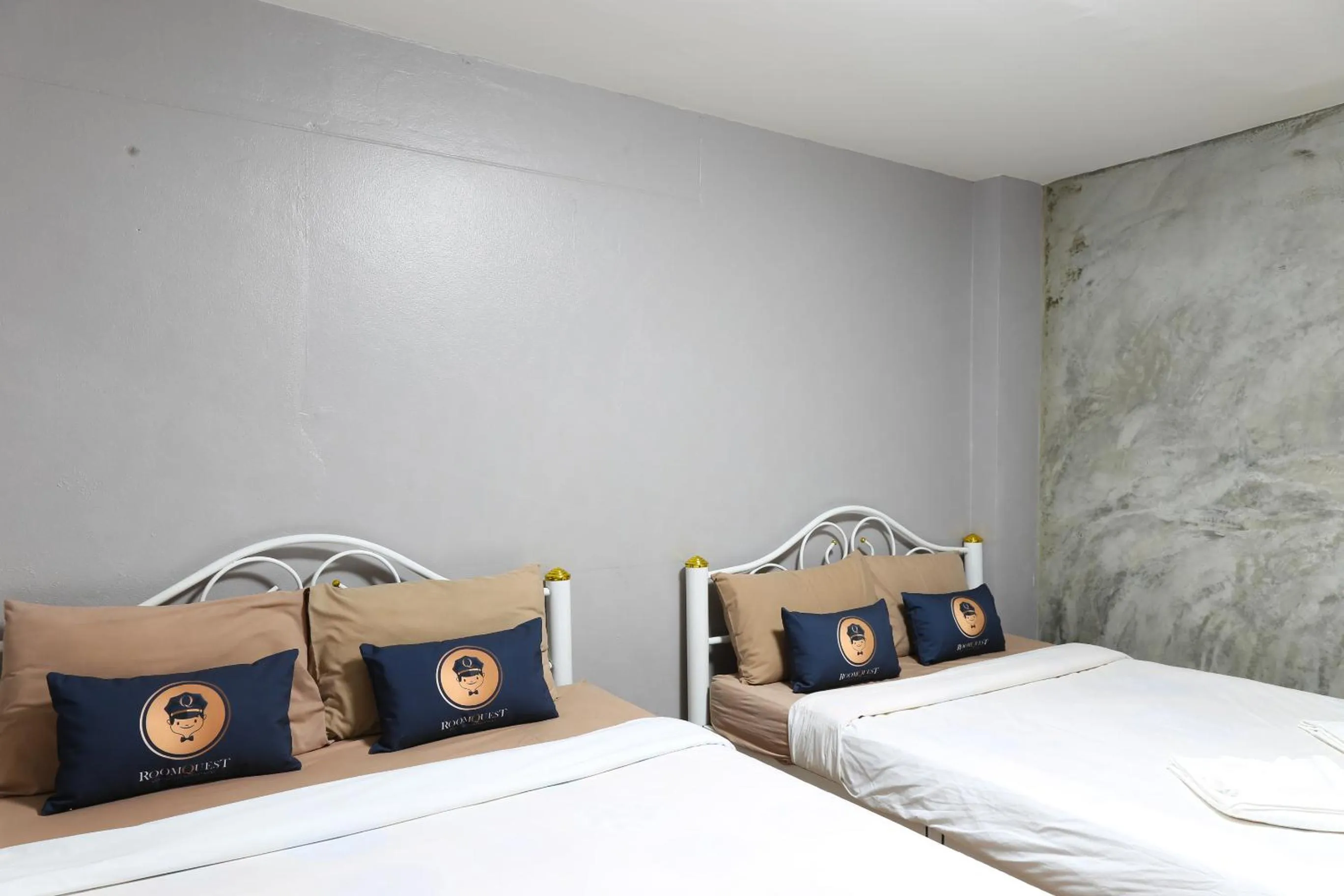 Bed in RoomQuest Amphawa Vaylasamran