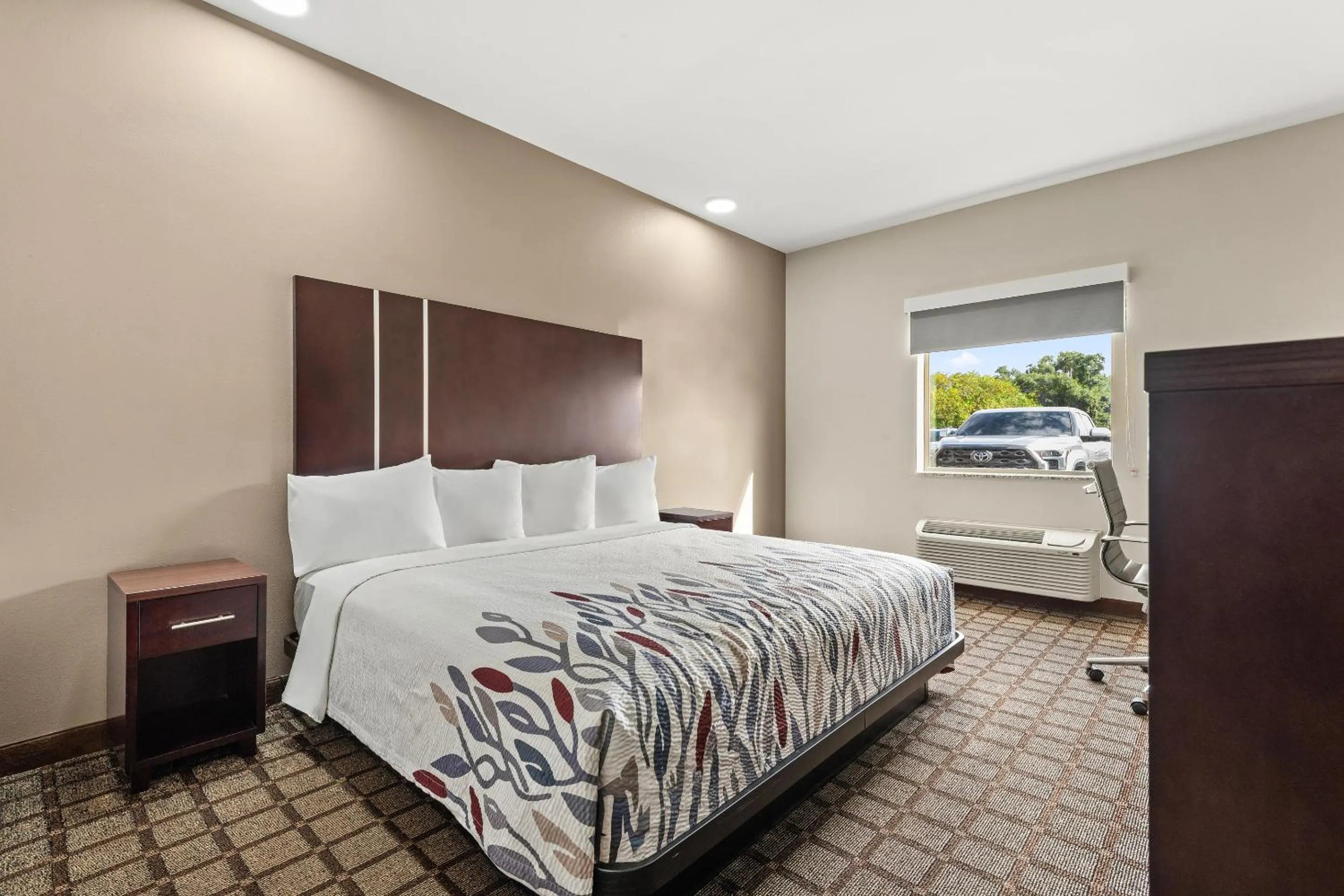 Bedroom, Bed in Red Roof Inn Baton Rouge