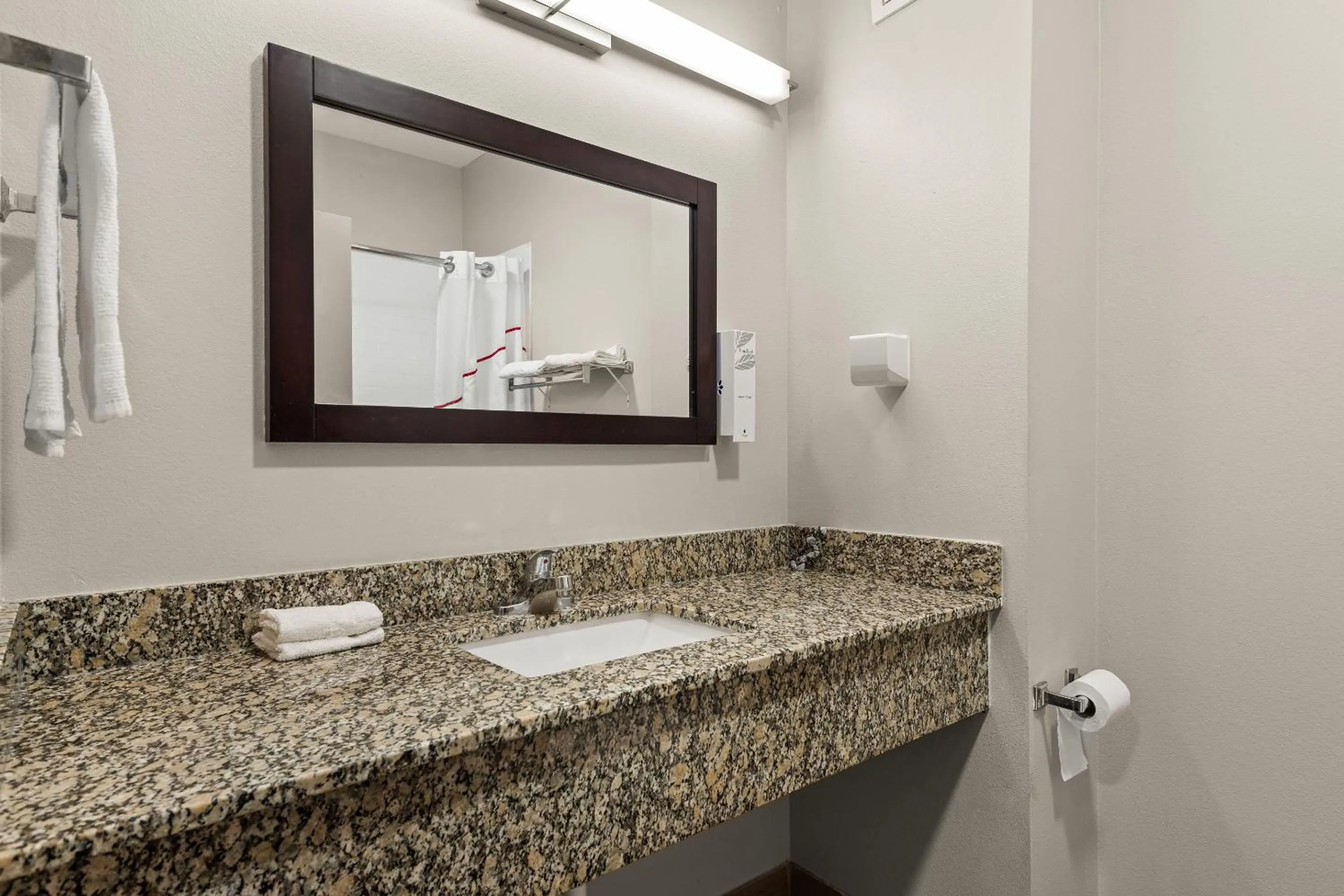 Bathroom in Red Roof Inn Baton Rouge