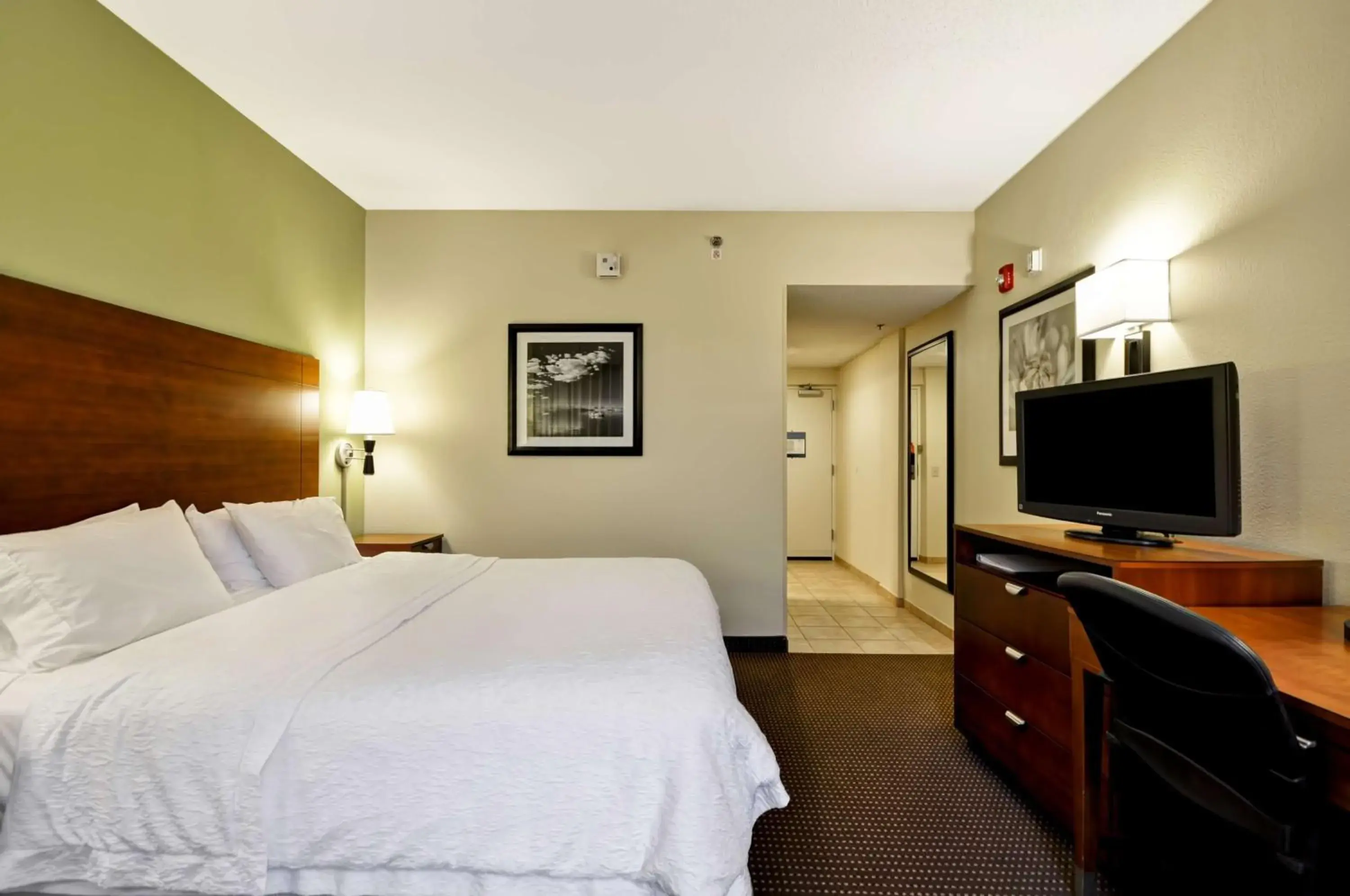 King Room with Roll-In Shower - Mobility and Hearing Access/Non-Smoking in Hampton Inn Chicago-Gurnee King Room with Roll-In Shower - Mobility and Hearing Access/Non-Smoking in Hampton Inn Chicago-Gurnee