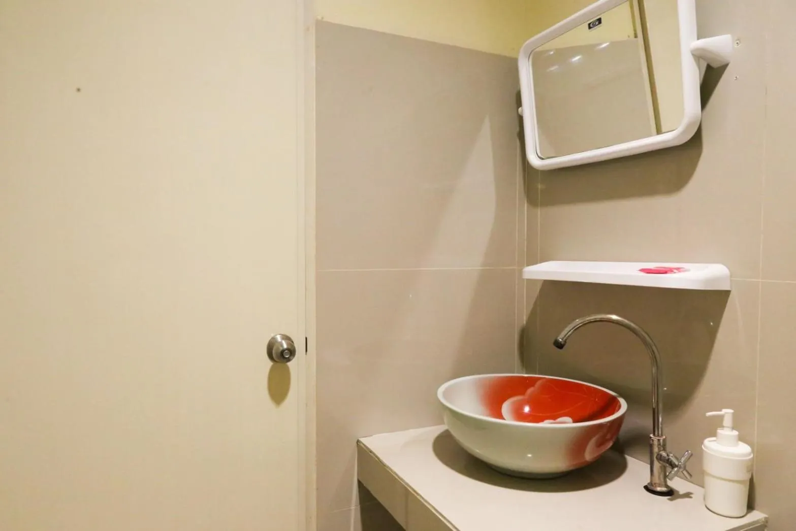 Bathroom in RoomQuest Amphawa Floating Market