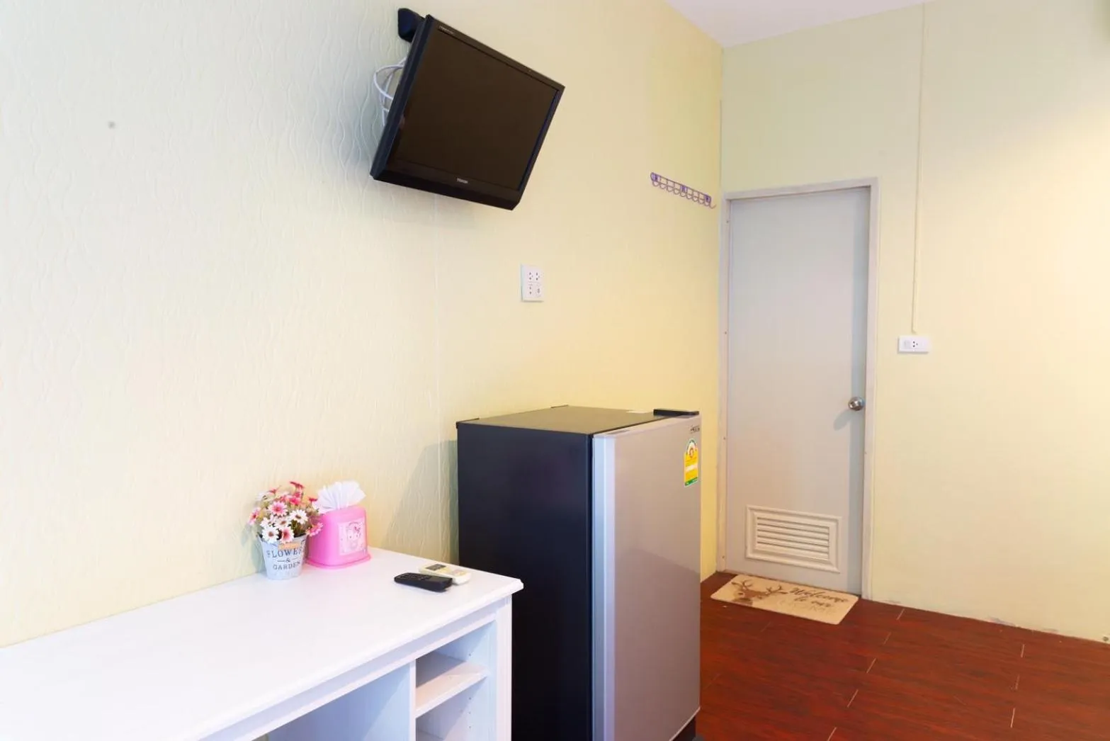 Photo of the whole room in RoomQuest Amphawa Floating Market