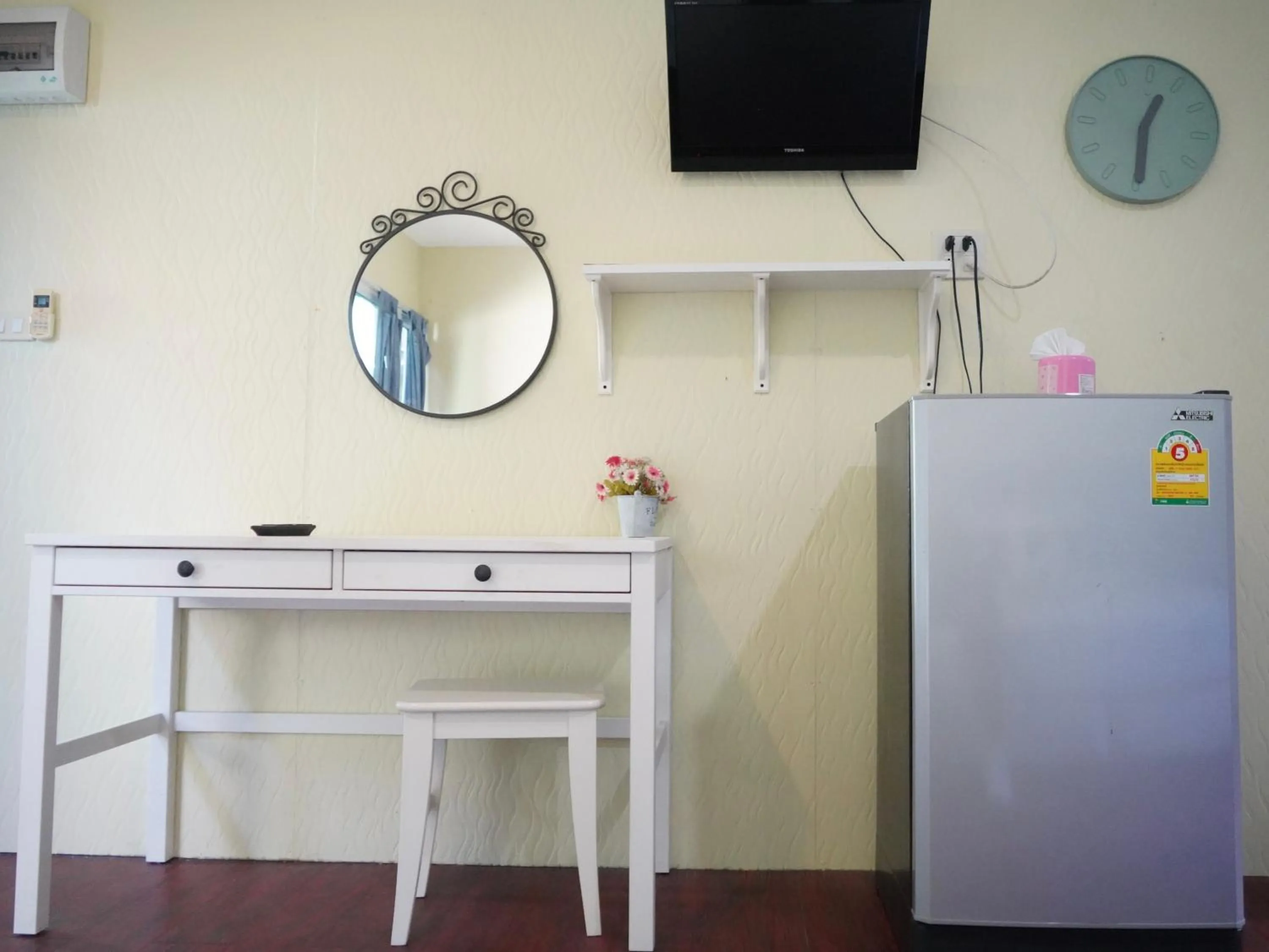 Photo of the whole room in RoomQuest Amphawa Floating Market