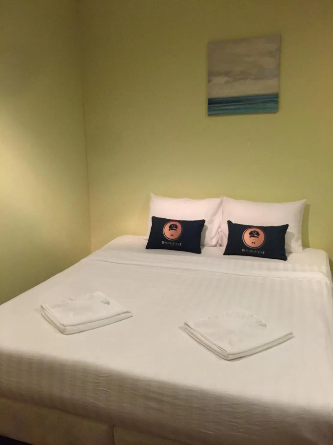 Photo of the whole room, Bed in RoomQuest Amphawa Floating Market