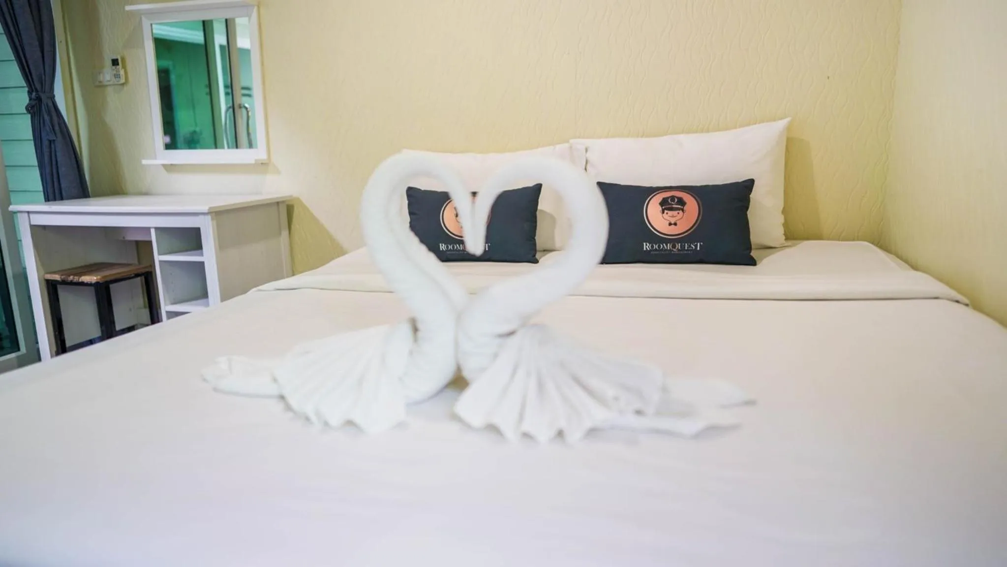 Budget Triple Room in RoomQuest Amphawa Floating Market