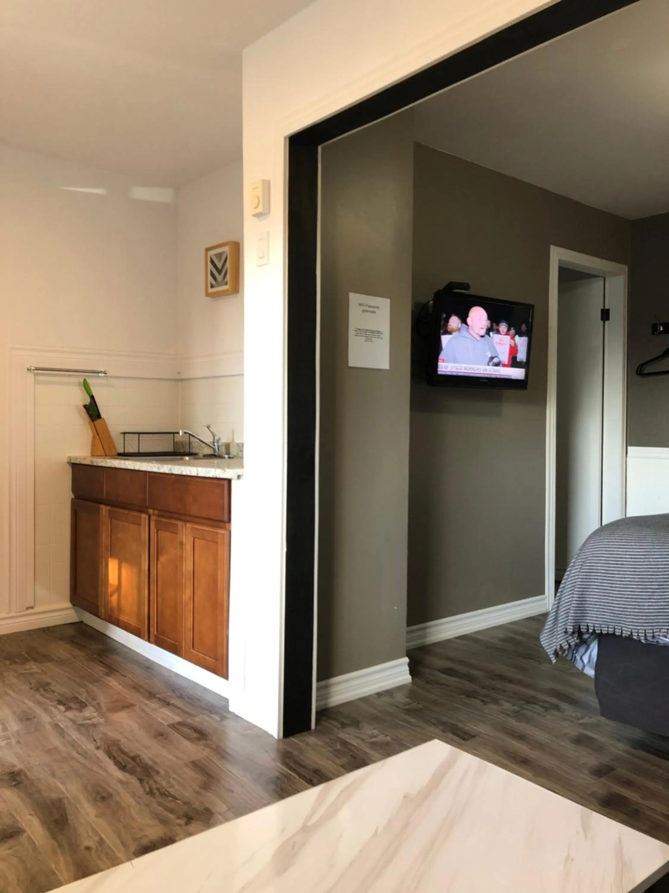 Kitchen or kitchenette, Bed in Greenside Motel