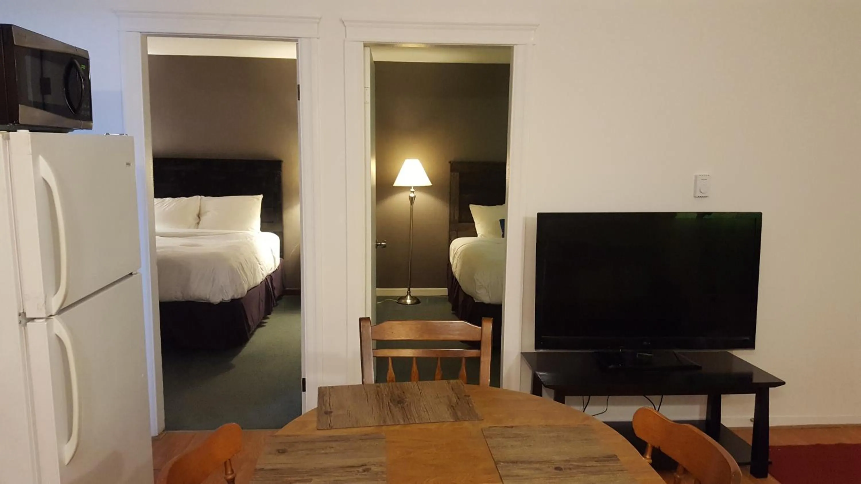 Family, Bed in Greenside Motel