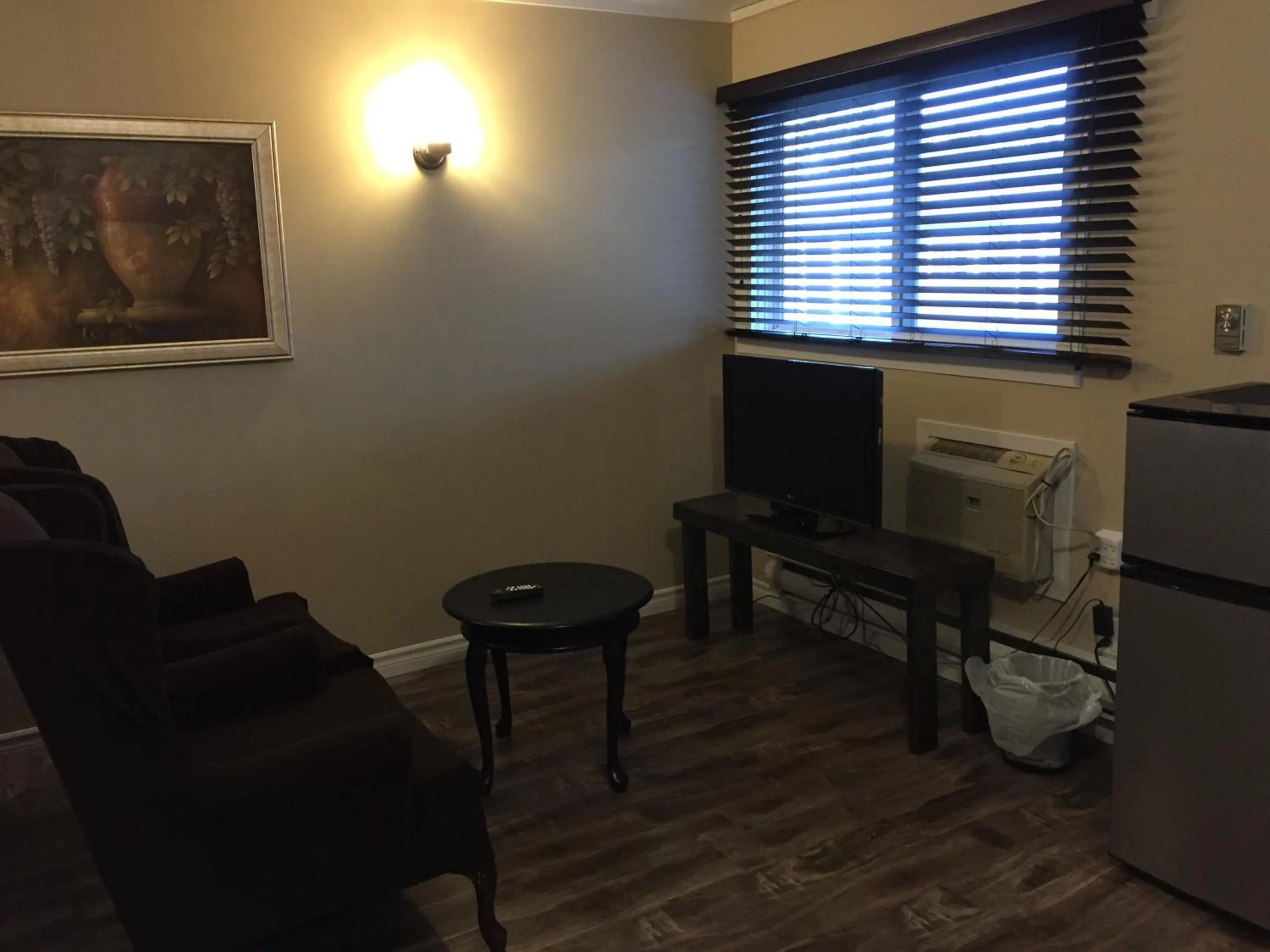 Seating area in Greenside Motel