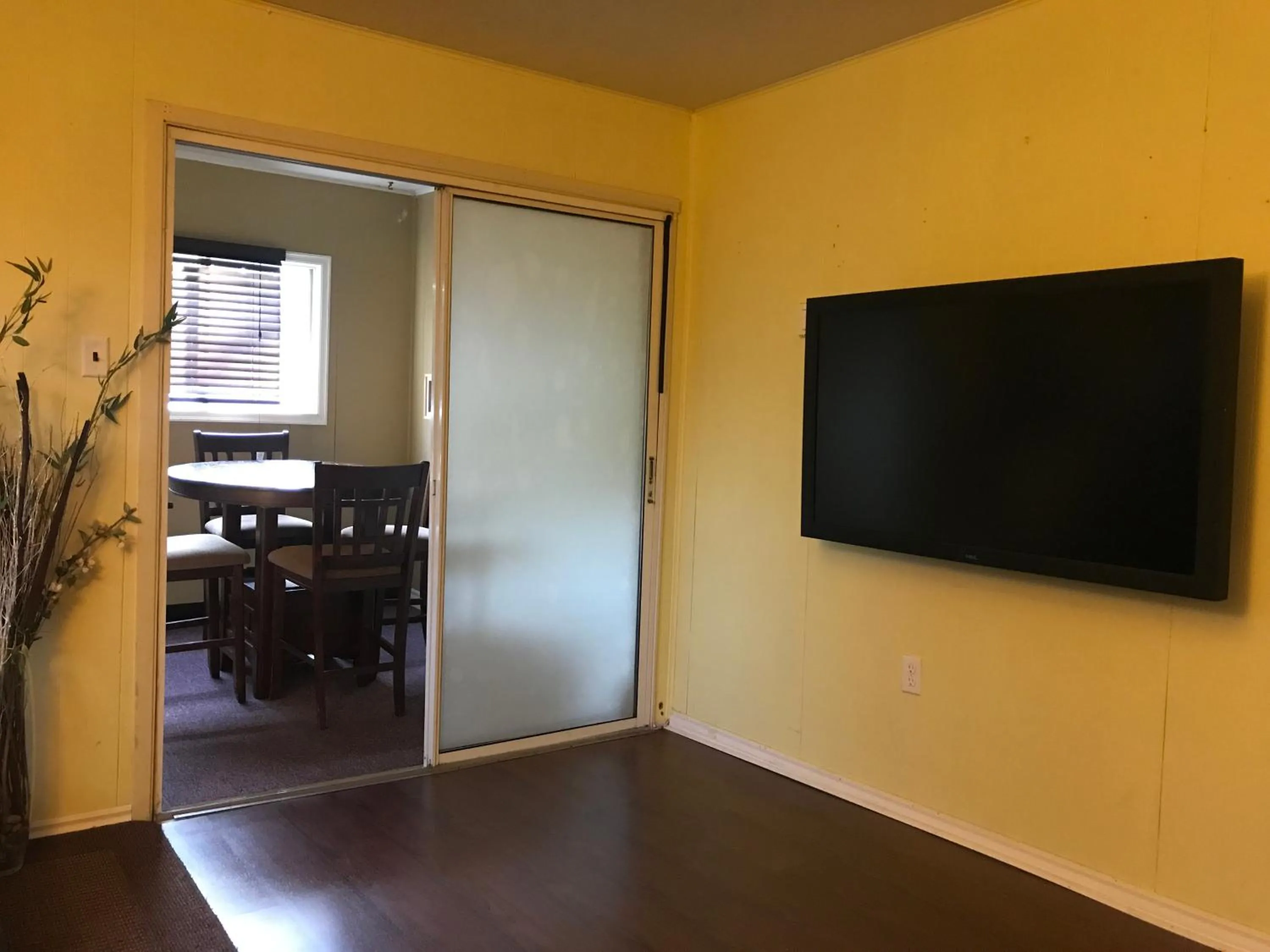 Living room in Greenside Motel