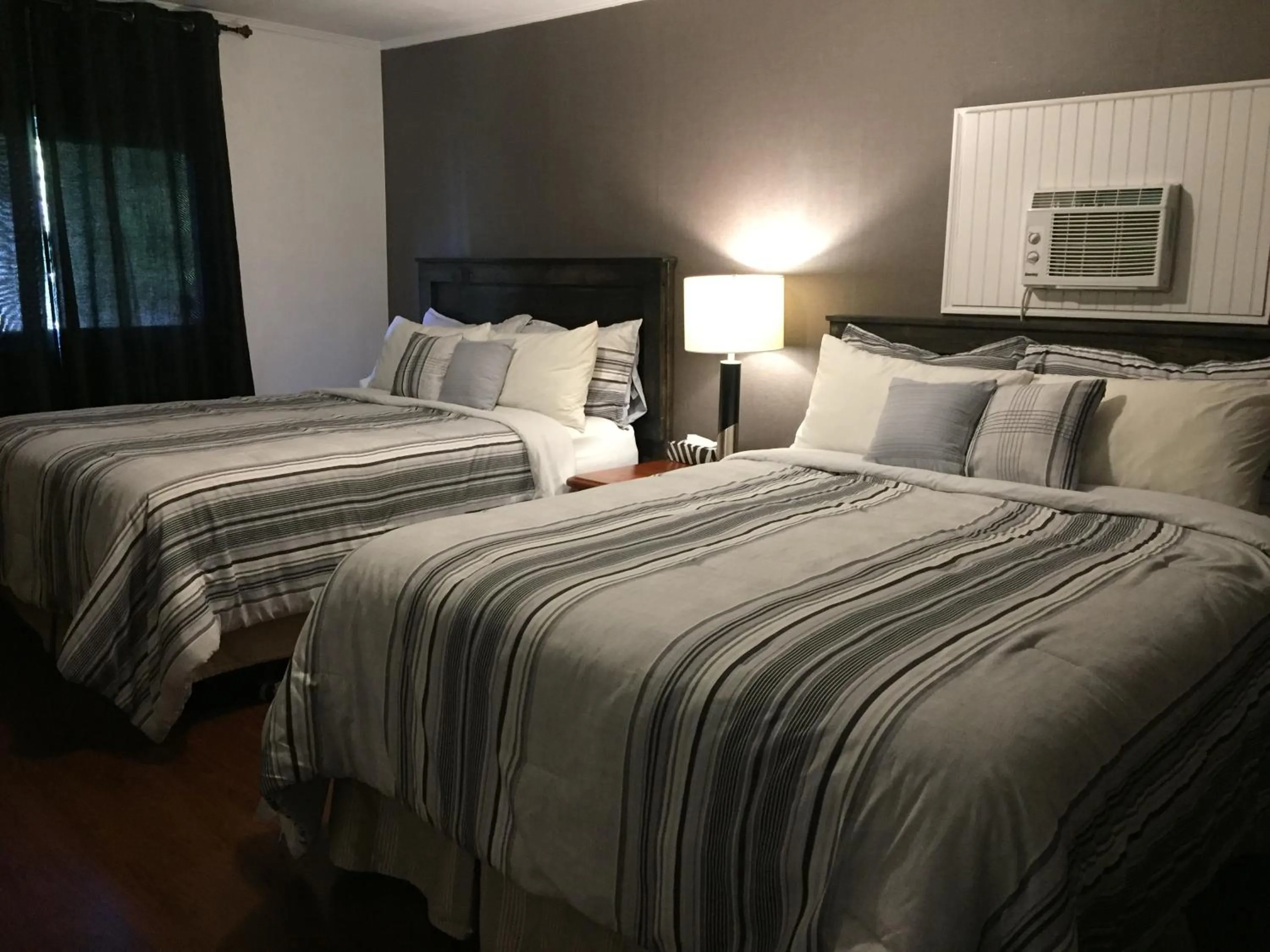 Bedroom, Bed in Greenside Motel