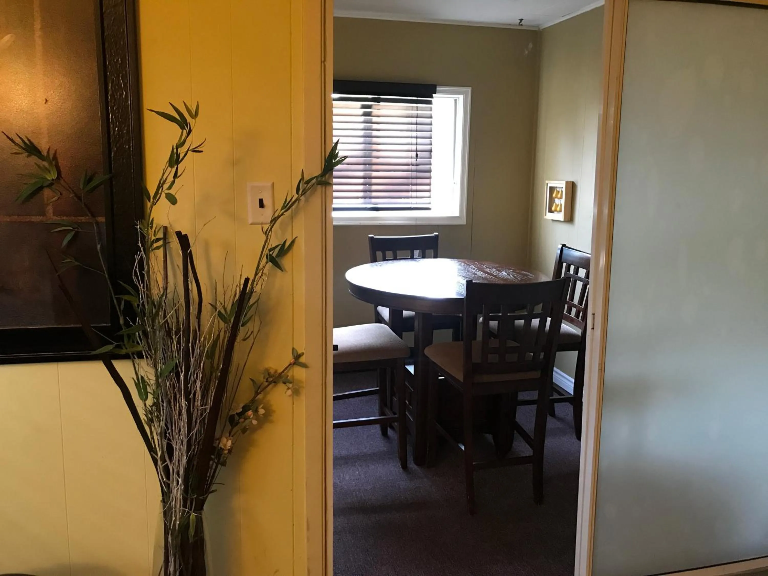 Dining area in Greenside Motel