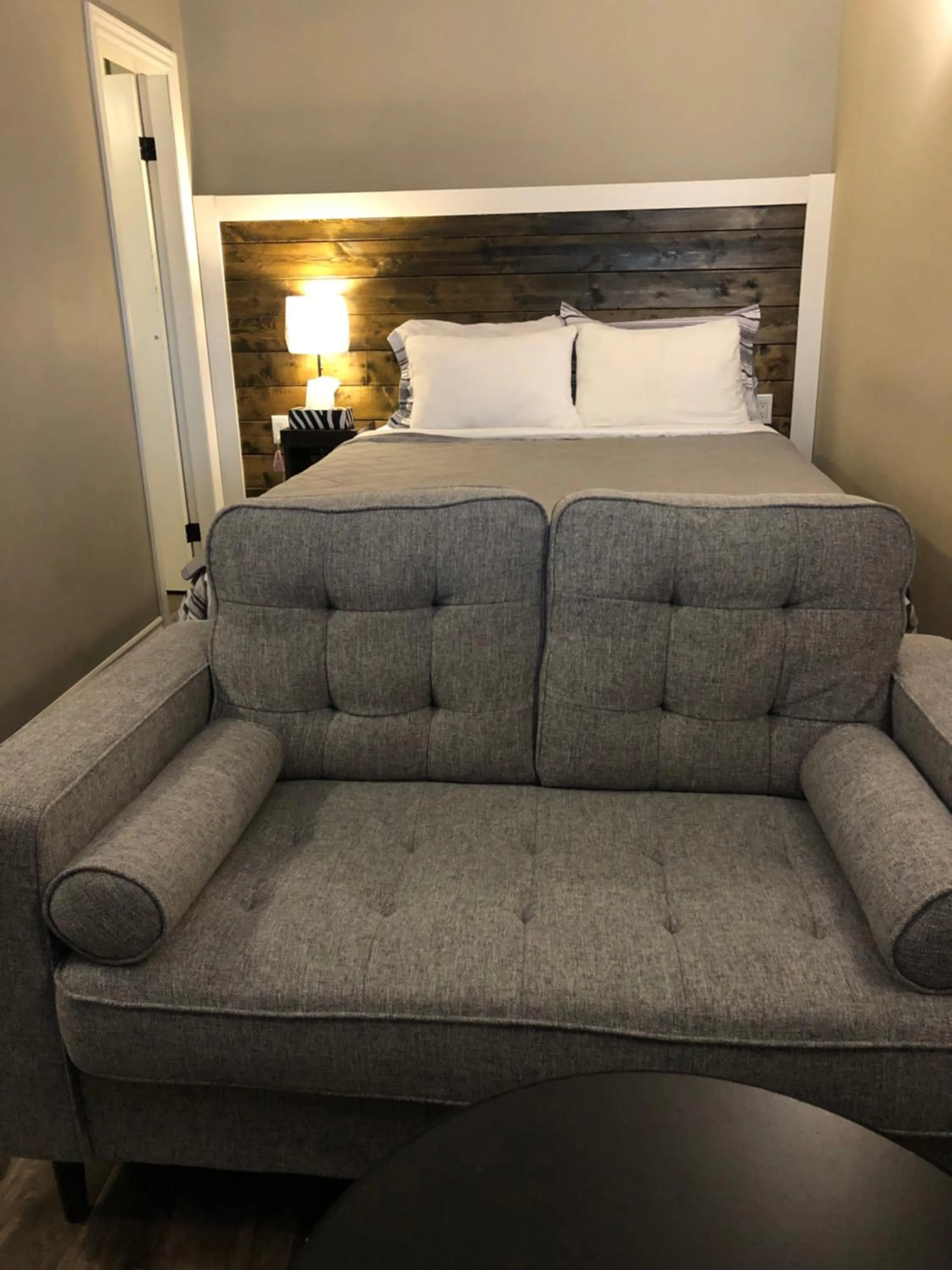 Seating area, Bed in Greenside Motel