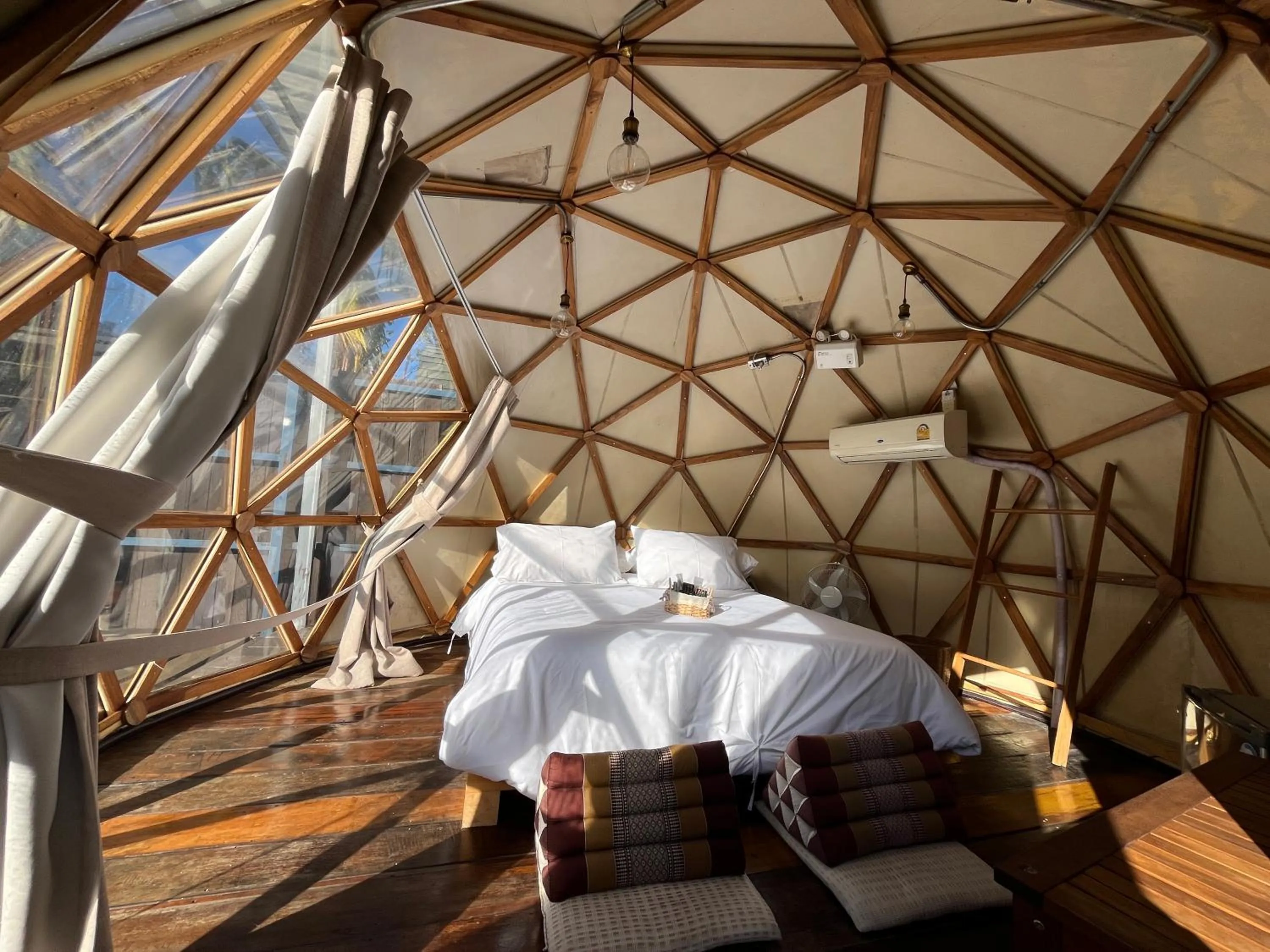 Photo of the whole room, Bed in Voraman Hut