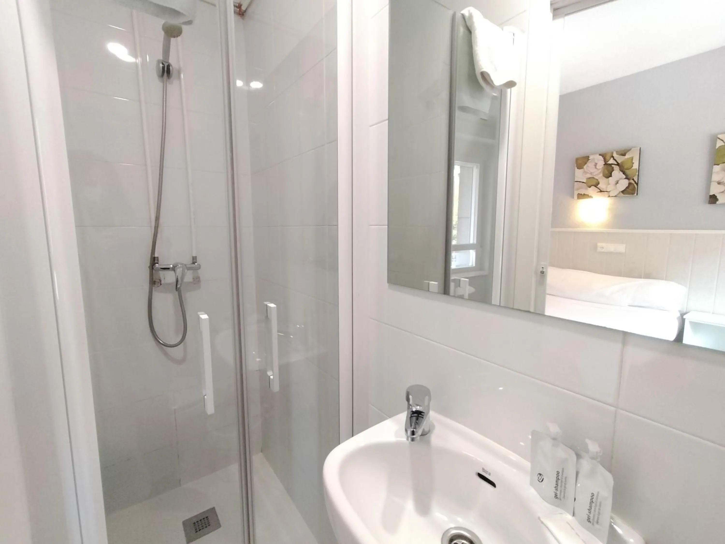 Shower in Hostal Albero by gaiarooms