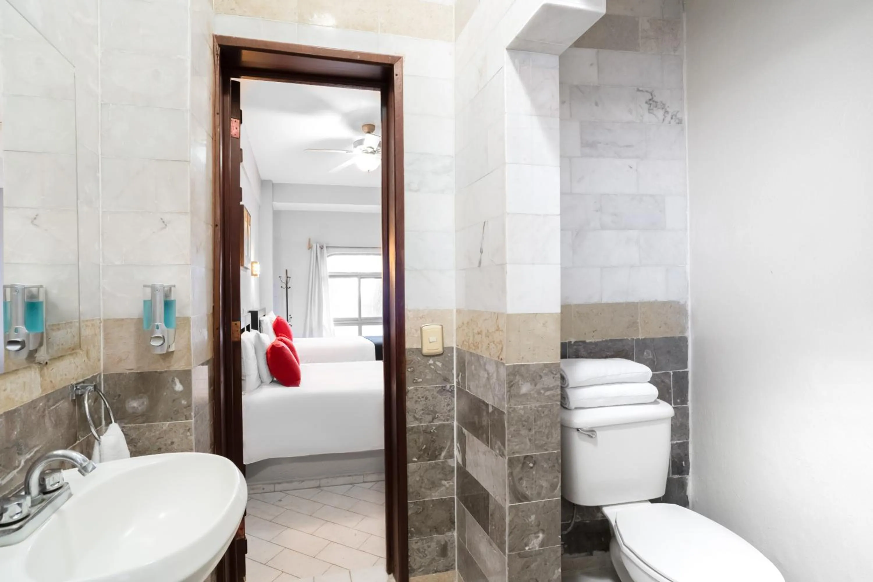 Bathroom in Guadalajara Express Tonala