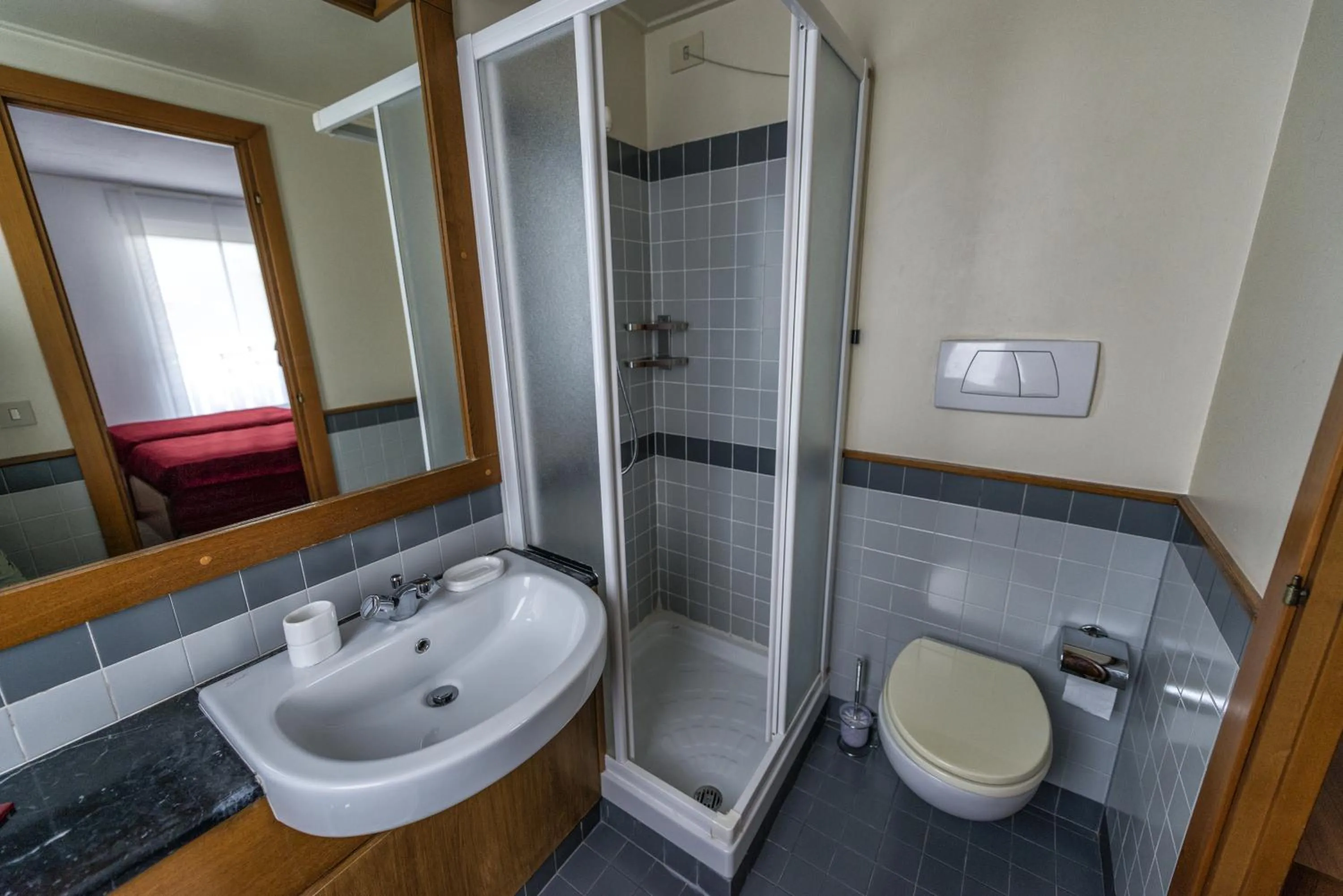 Shower in Hotel Drago