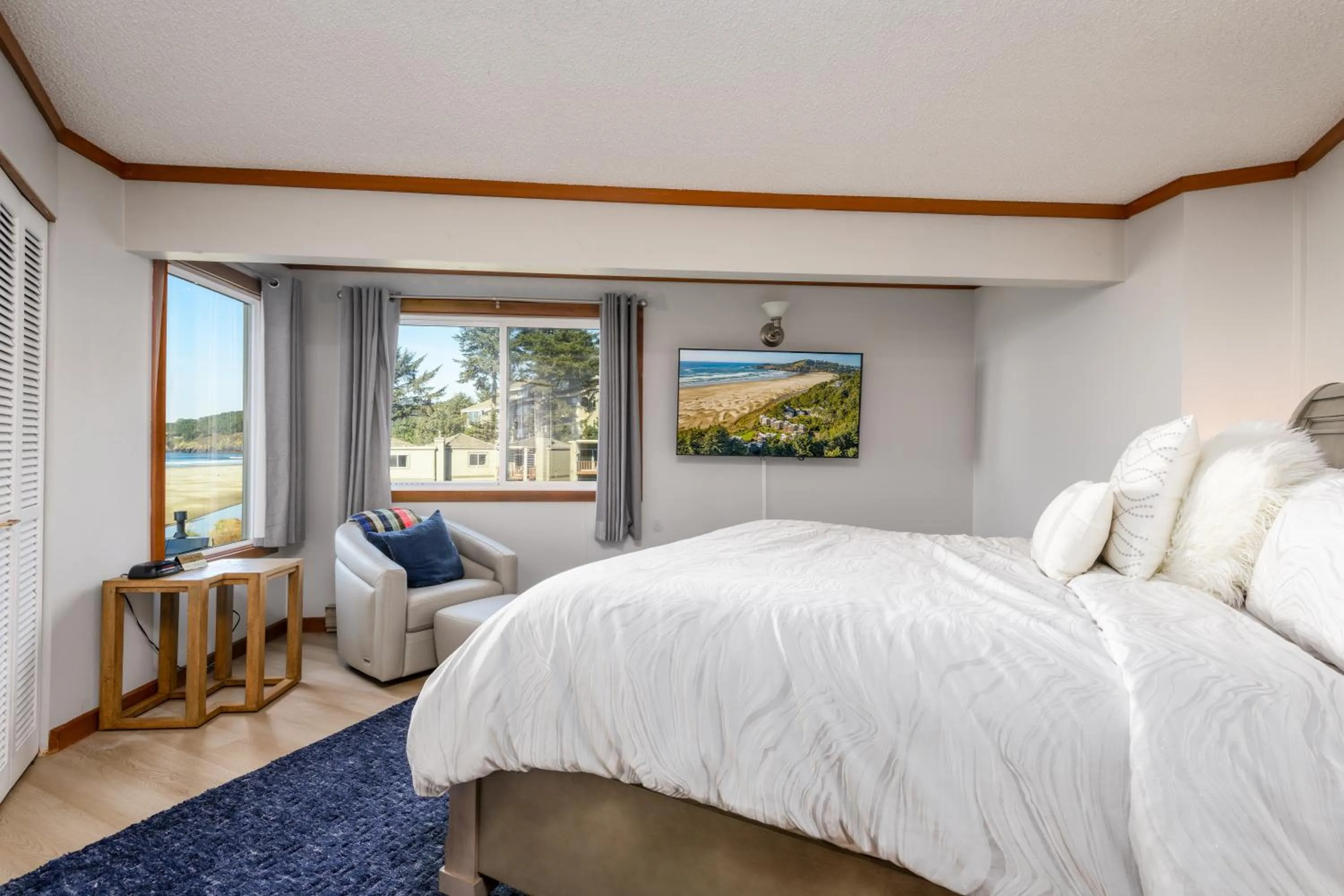 Bed in Little Creek Cove Beach Resort