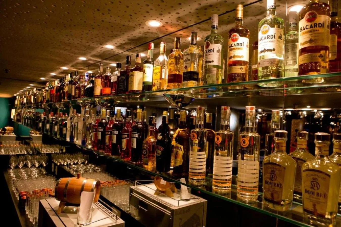 Restaurant/places to eat in Victory Business Hotel