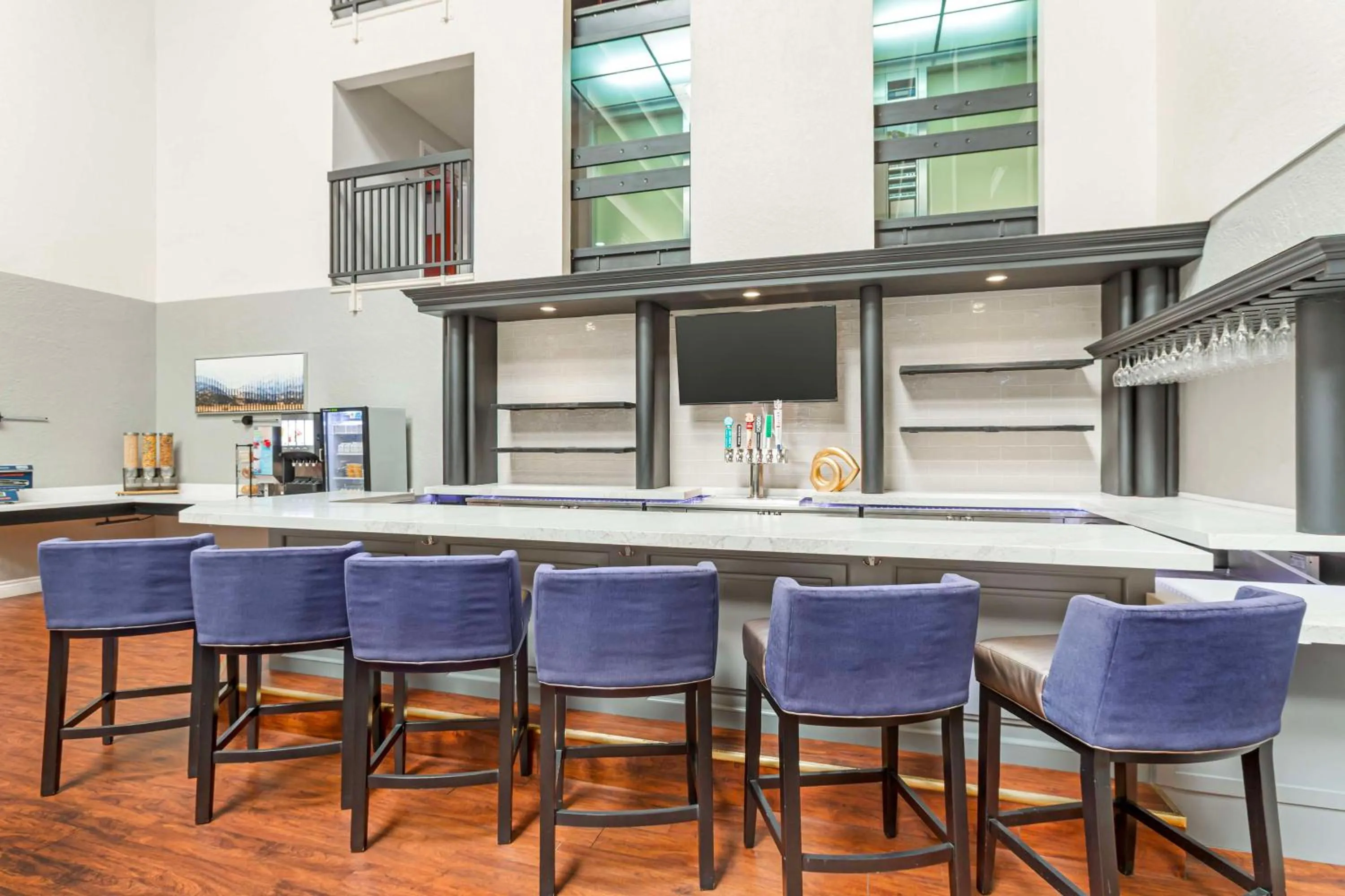 Lounge or bar in Best Western Plus Villa Del Lago Inn Patterson