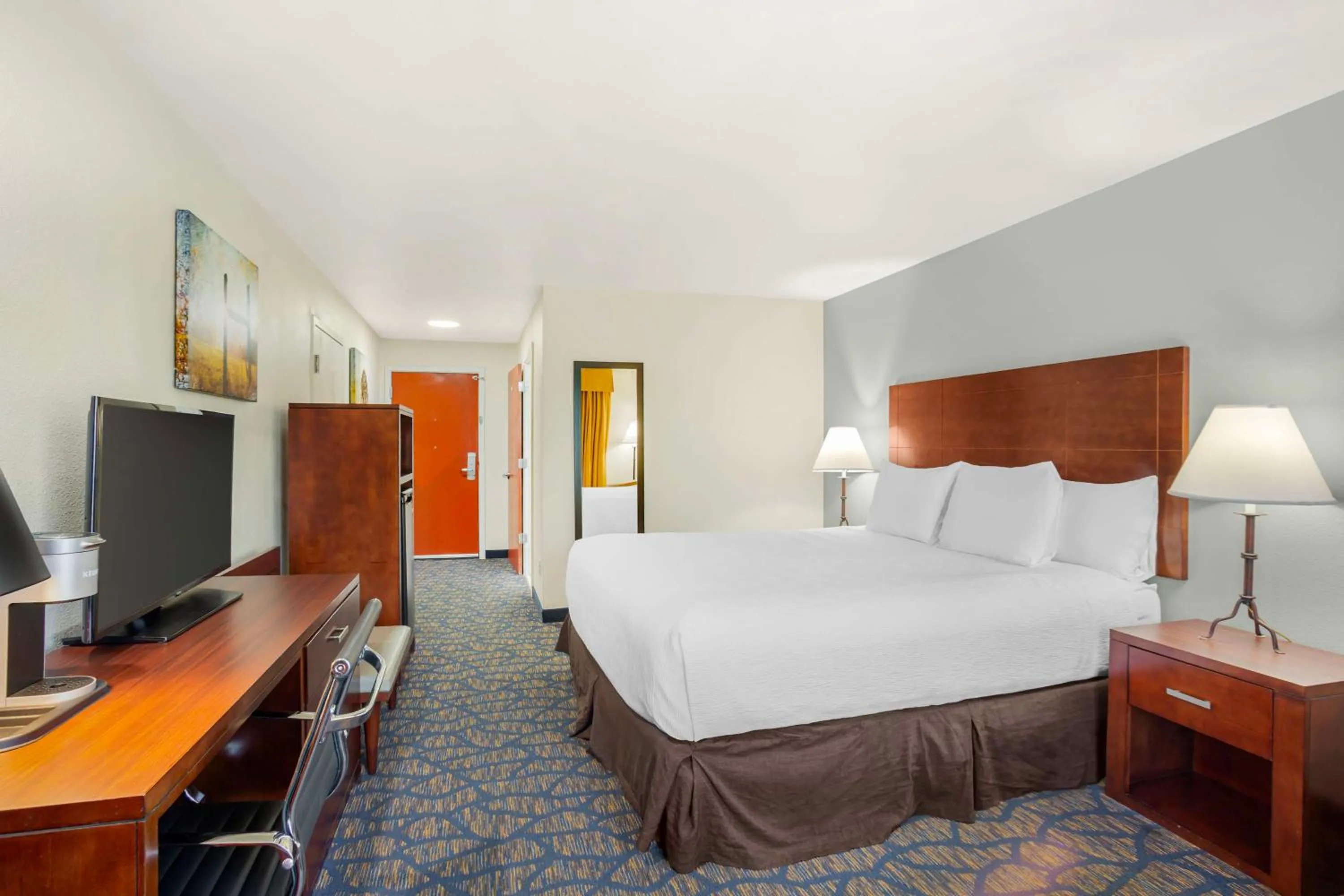 Bedroom, Bed in Best Western Plus Villa Del Lago Inn Patterson