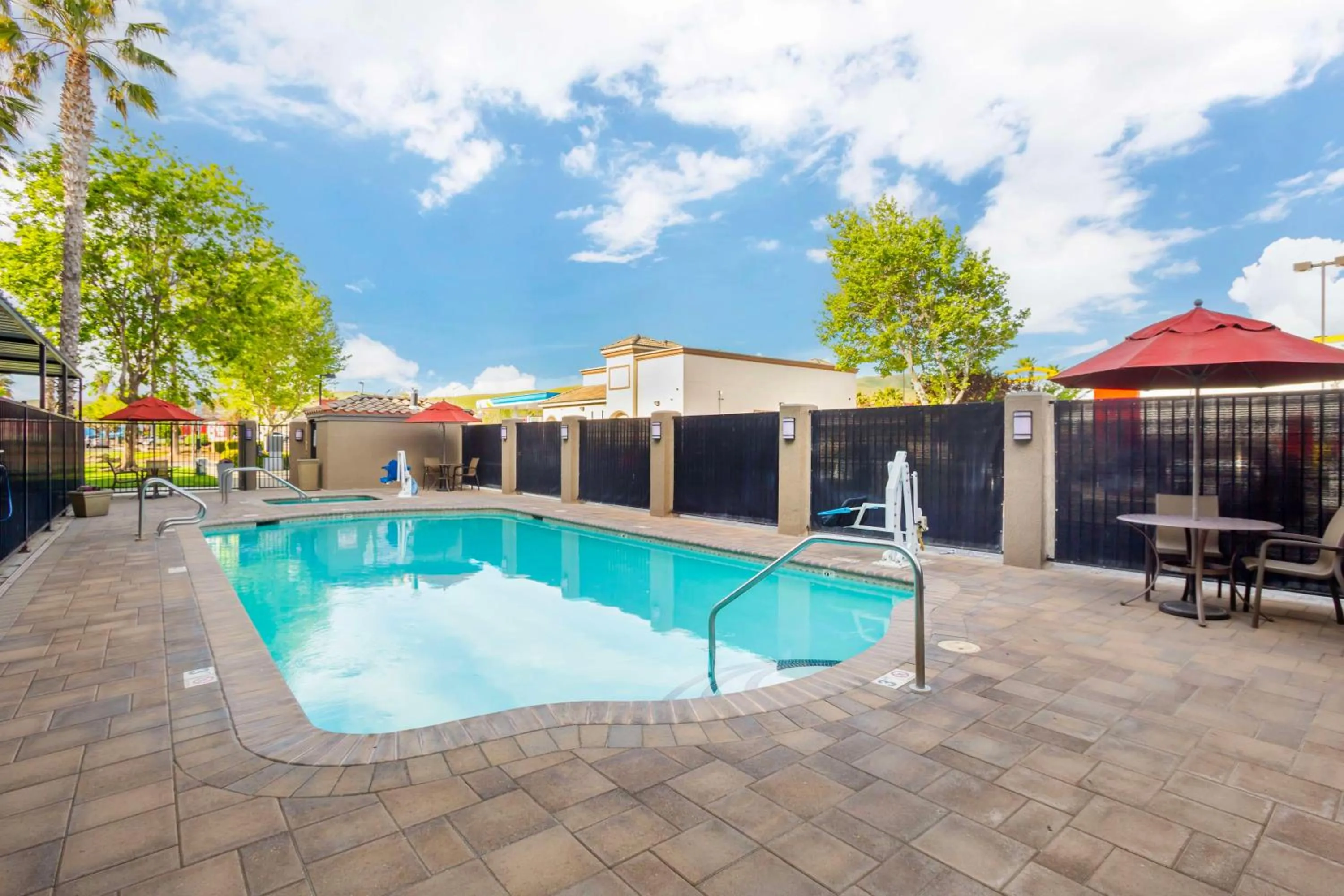 Pool view in Best Western Plus Villa Del Lago Inn Patterson