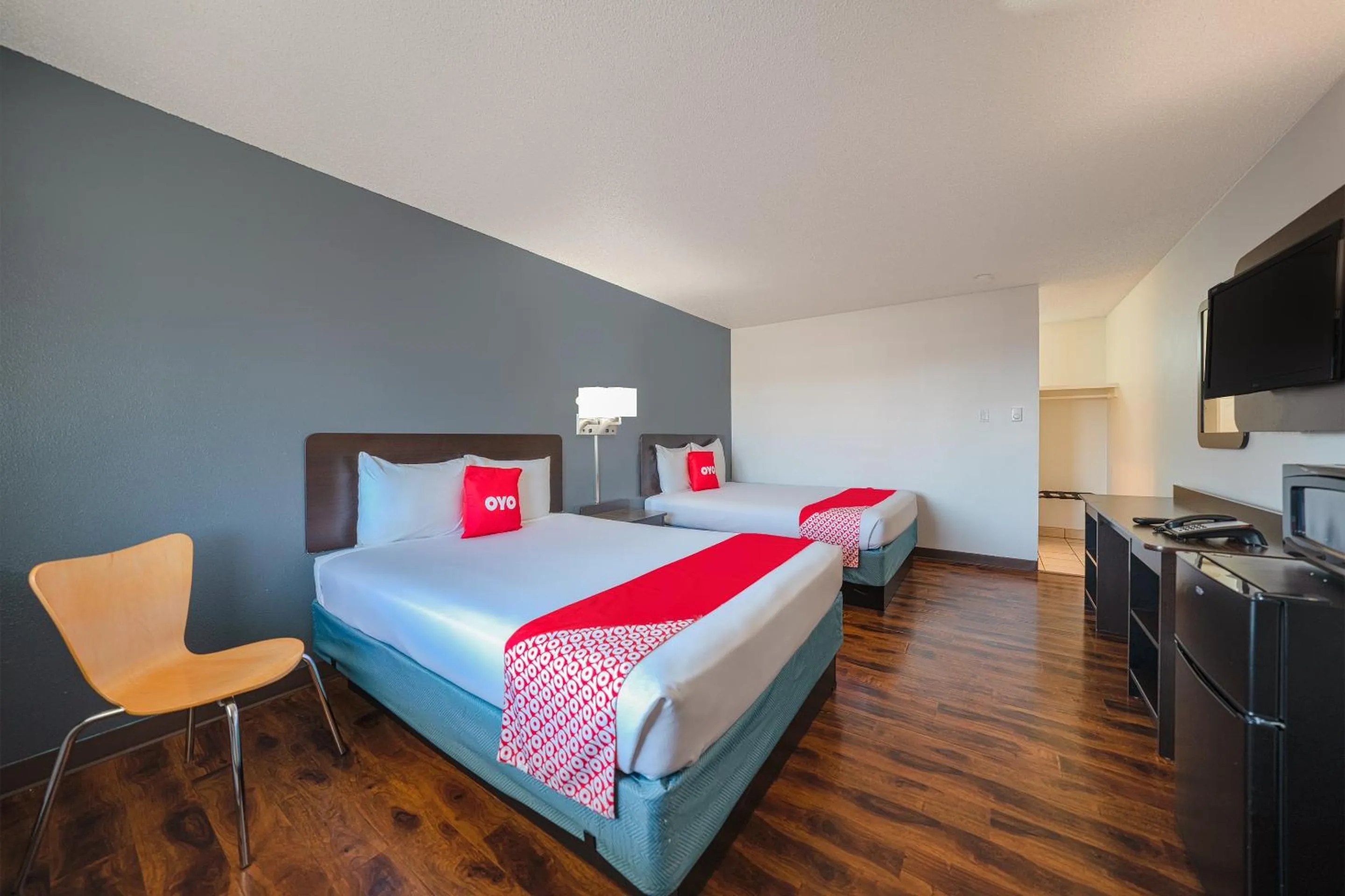 Bedroom, Bed in OYO Hotel St Helens OR