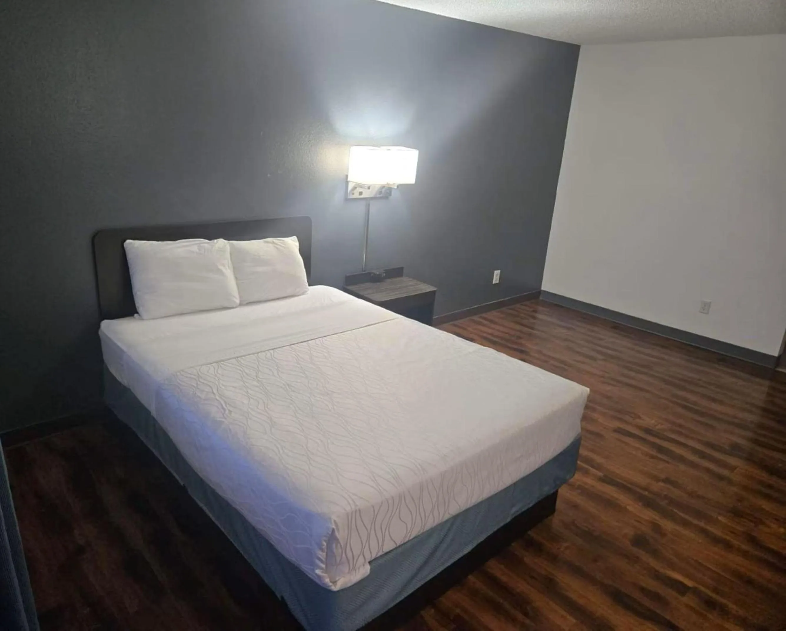 Bedroom, Bed in OYO Hotel St Helens OR