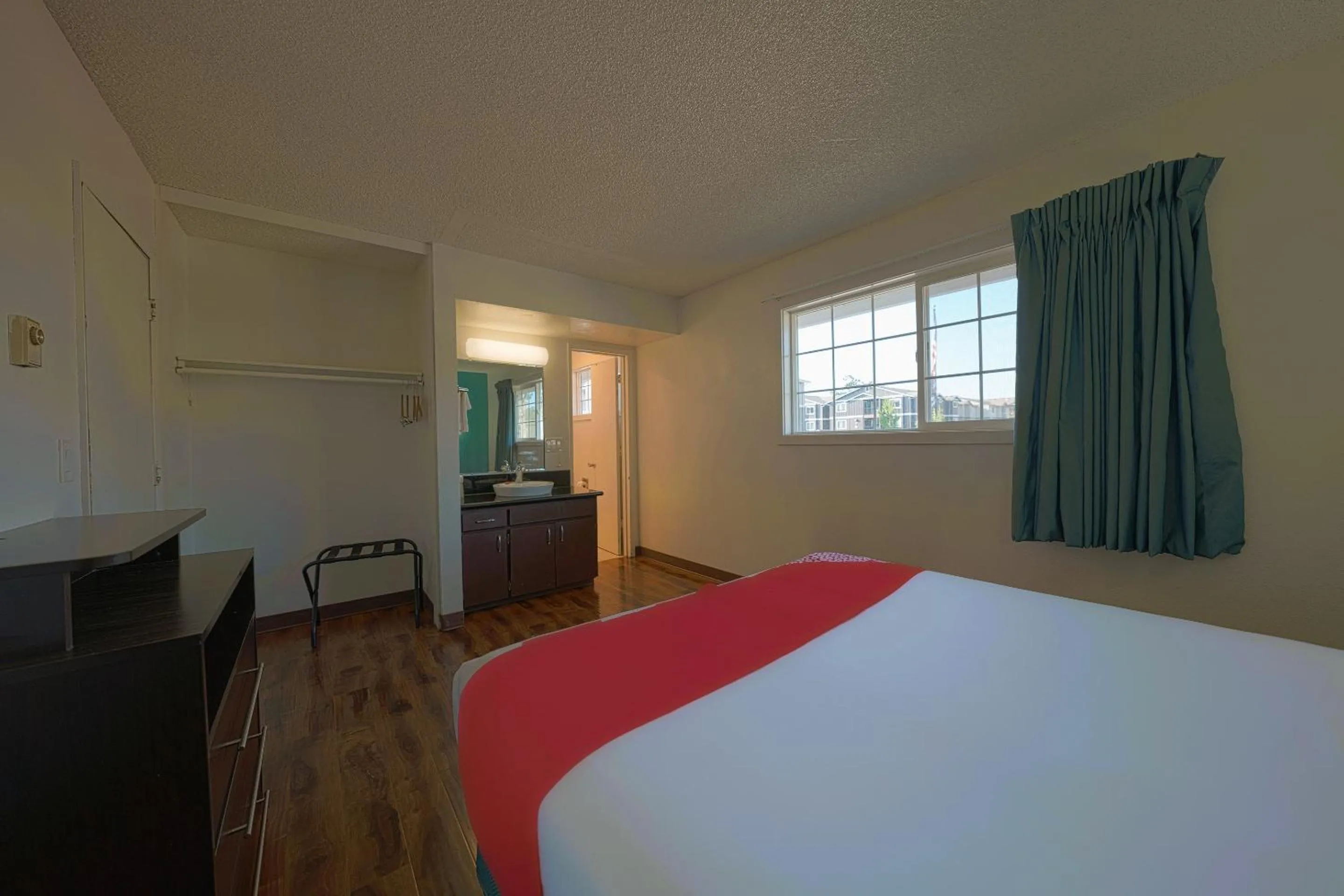 Bedroom, Bed in OYO Hotel St Helens OR