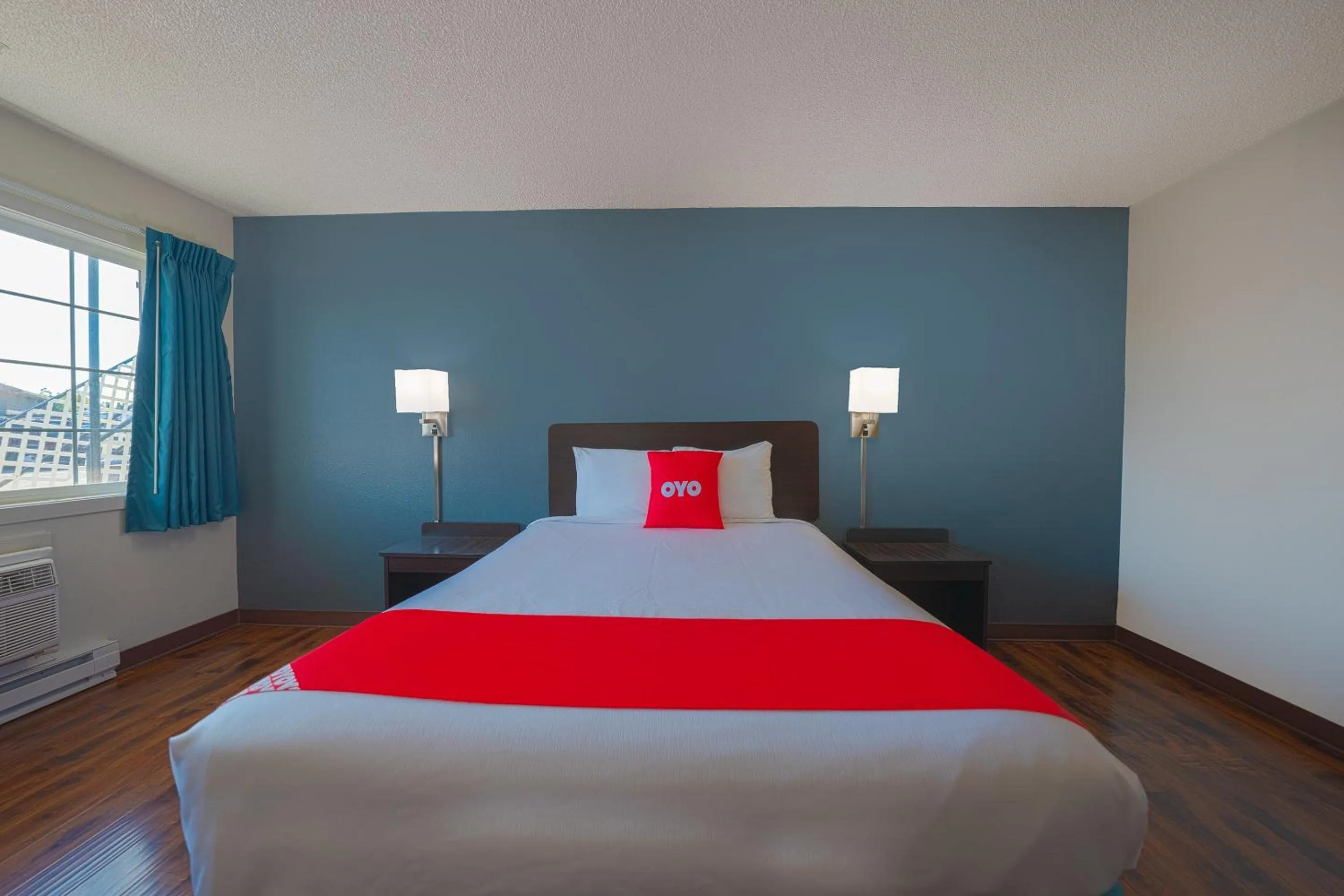 Bedroom, Bed in OYO Hotel St Helens OR