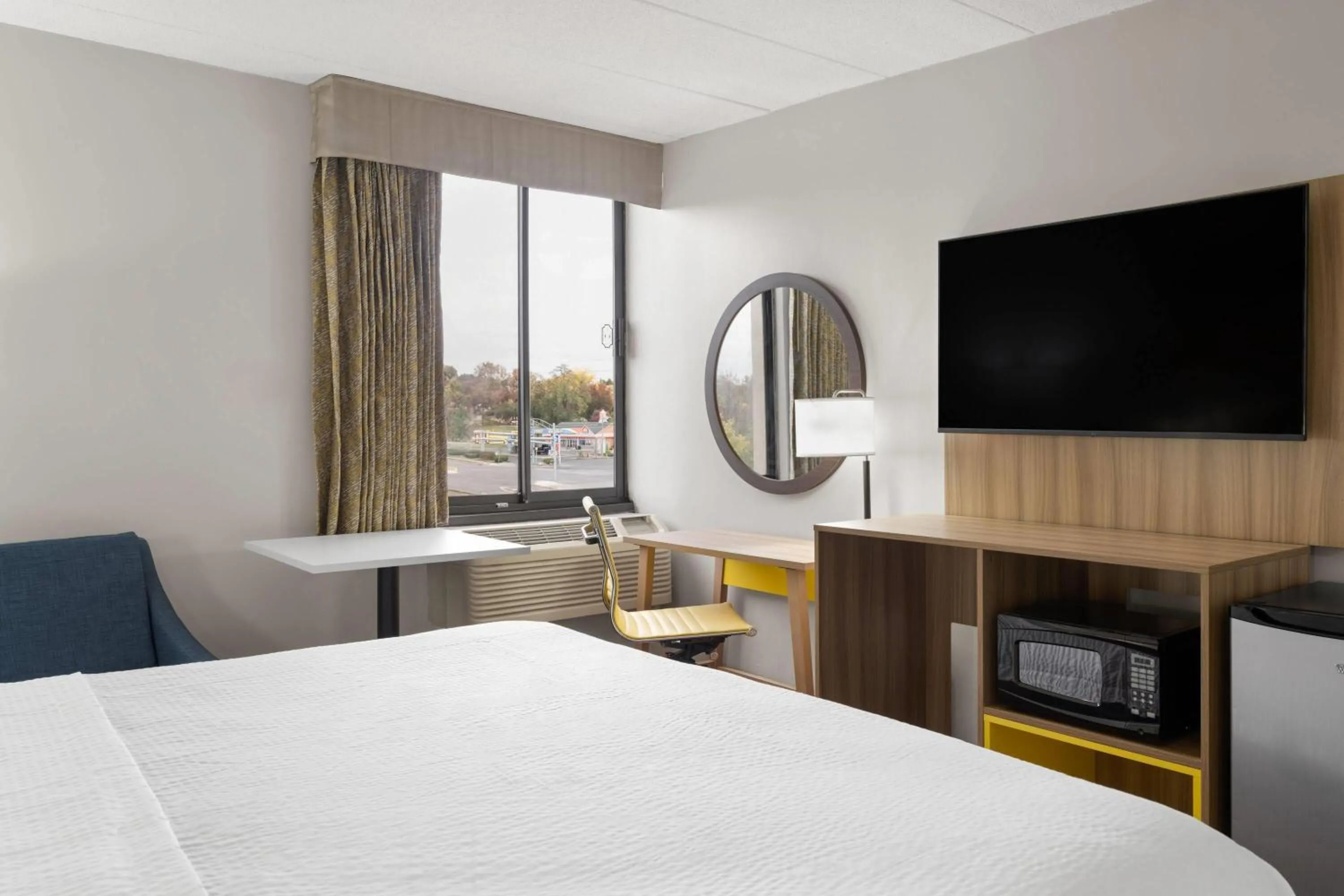 Photo of the whole room, Bed in Days Inn by Wyndham Hagerstown I-70