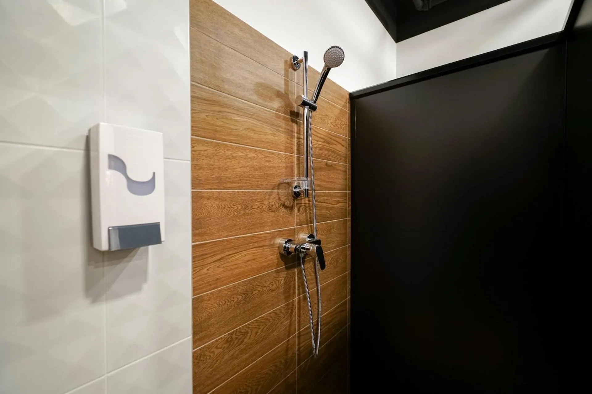 Shower in CHORS like a hotel - Capsule & NFT Boutique Hostel Bratislava - City Center