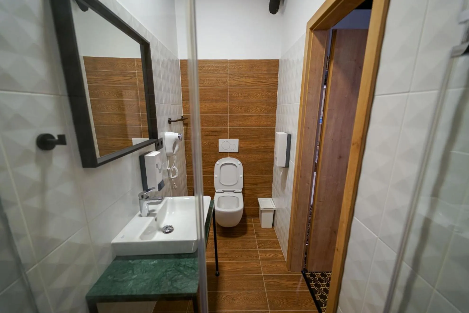 Shower in CHORS like a hotel - Capsule & NFT Boutique Hostel Bratislava - City Center