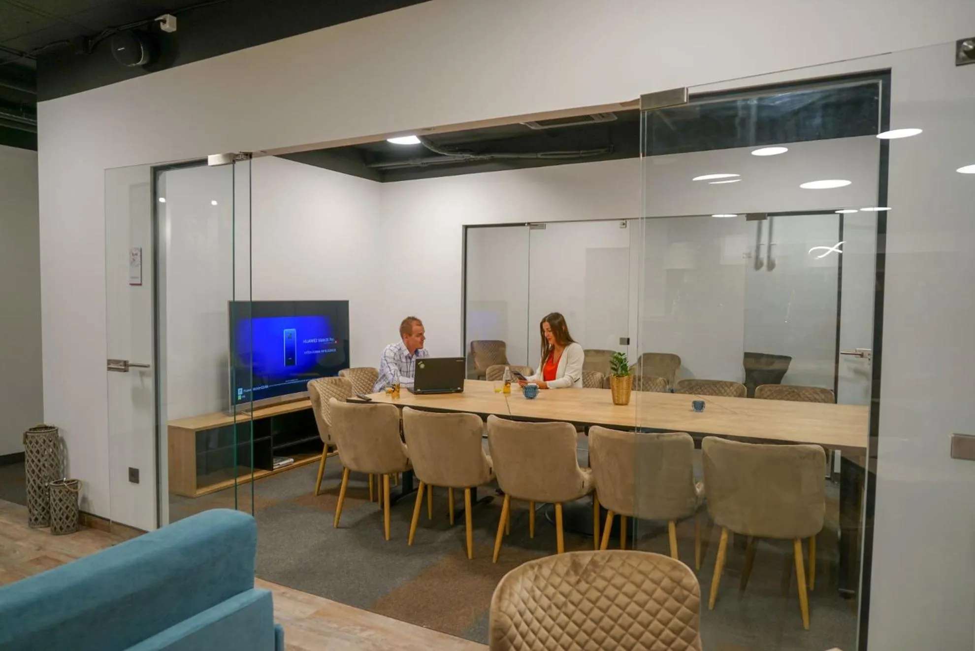 Communal lounge/ TV room in CHORS like a hotel - Capsule & NFT Boutique Hostel Bratislava - City Center