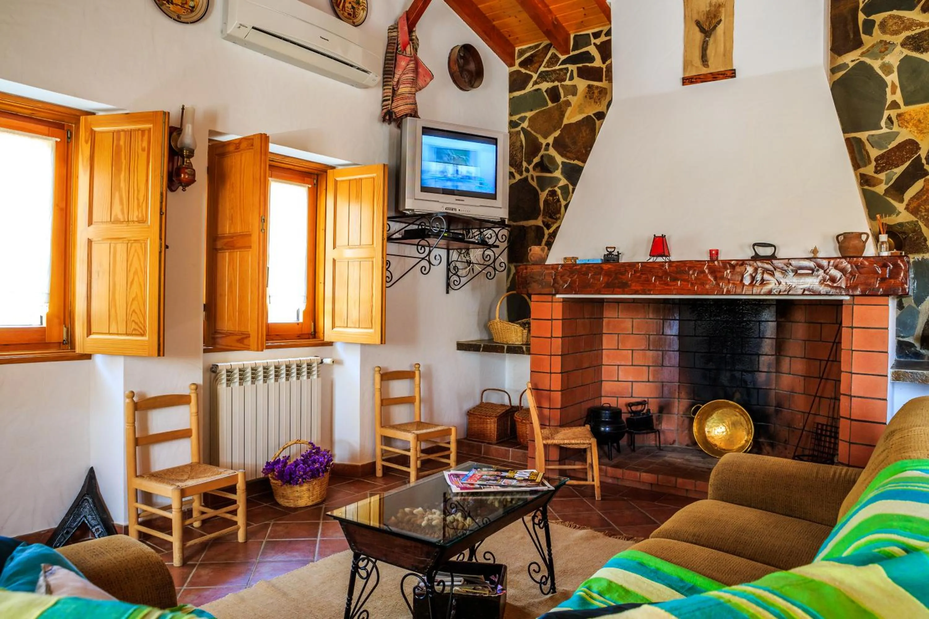 Communal lounge/ TV room in Nave Redonda do Cerro – Countryside & Nature