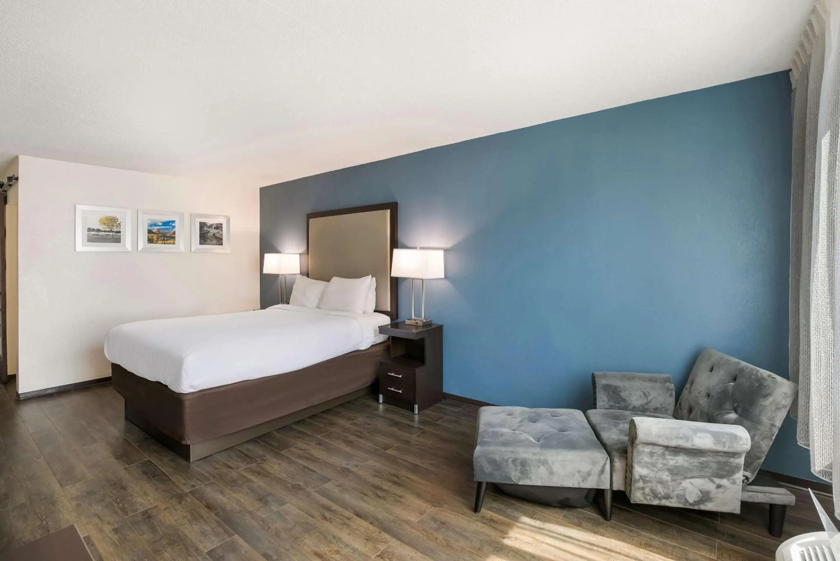 Bedroom, Bed in Clarion Hotel Conference Center