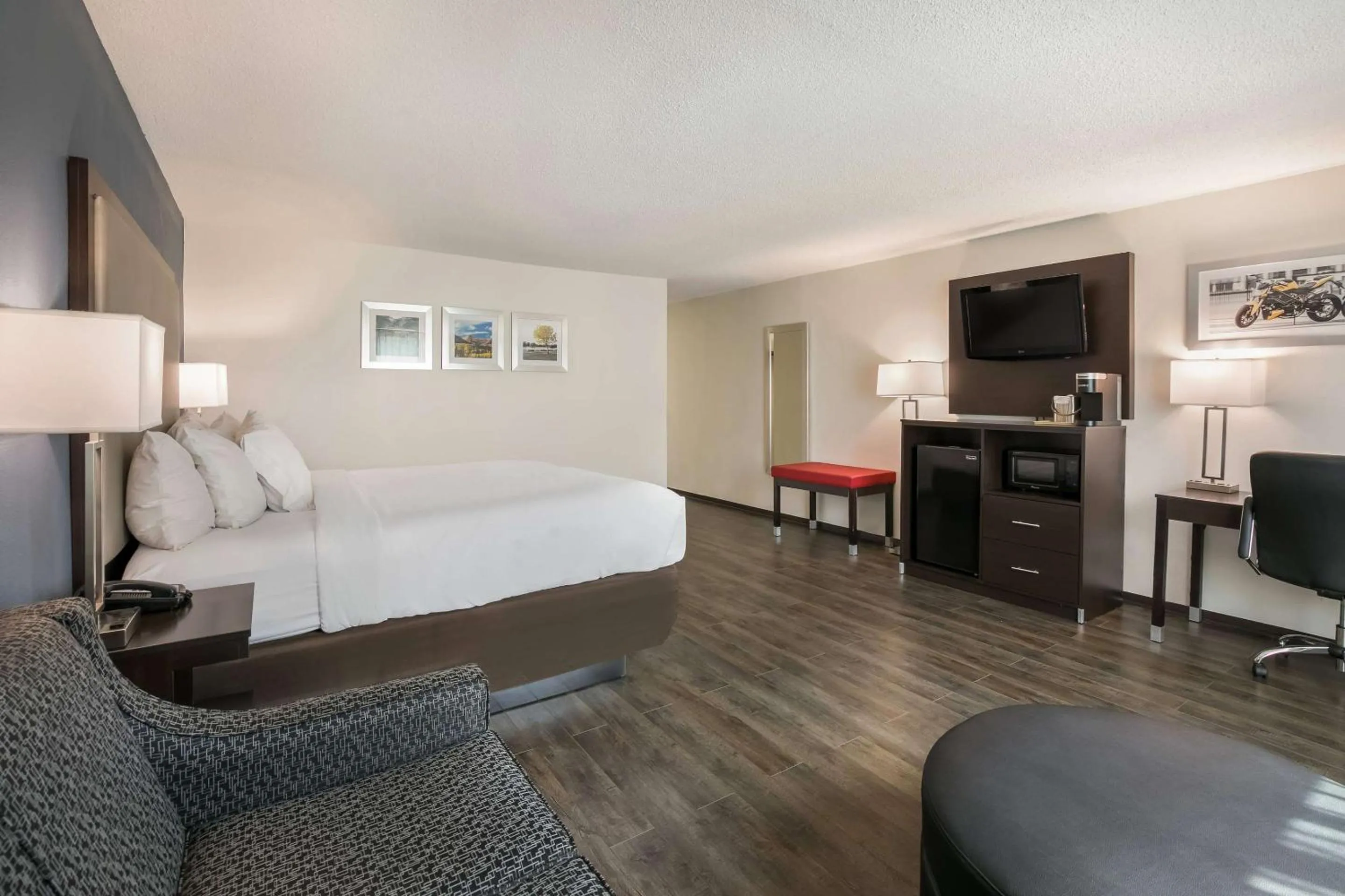 Bedroom, Bed in Clarion Hotel Conference Center