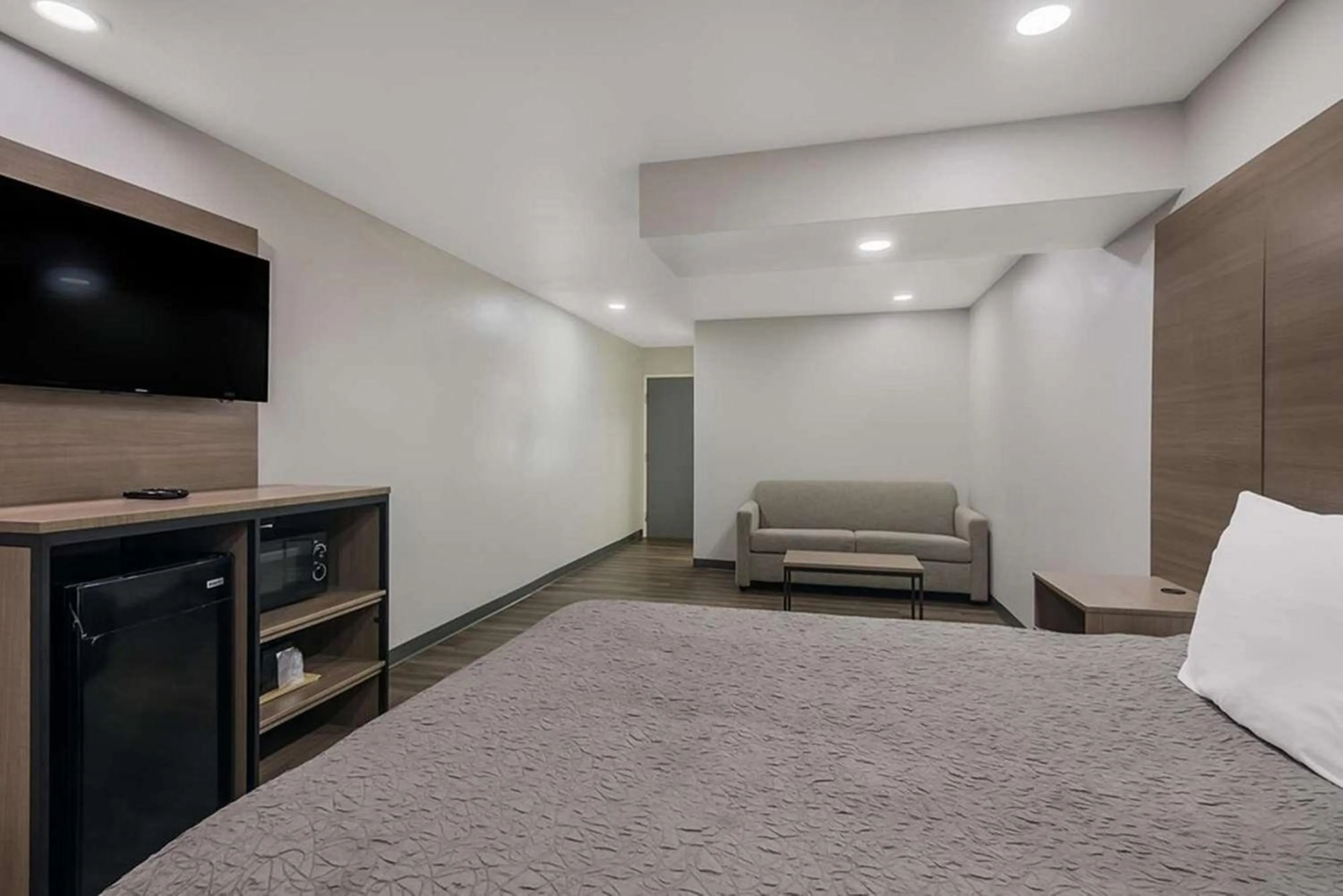 Bed in Americas Best Value Inn Lake Charles Interstate 210