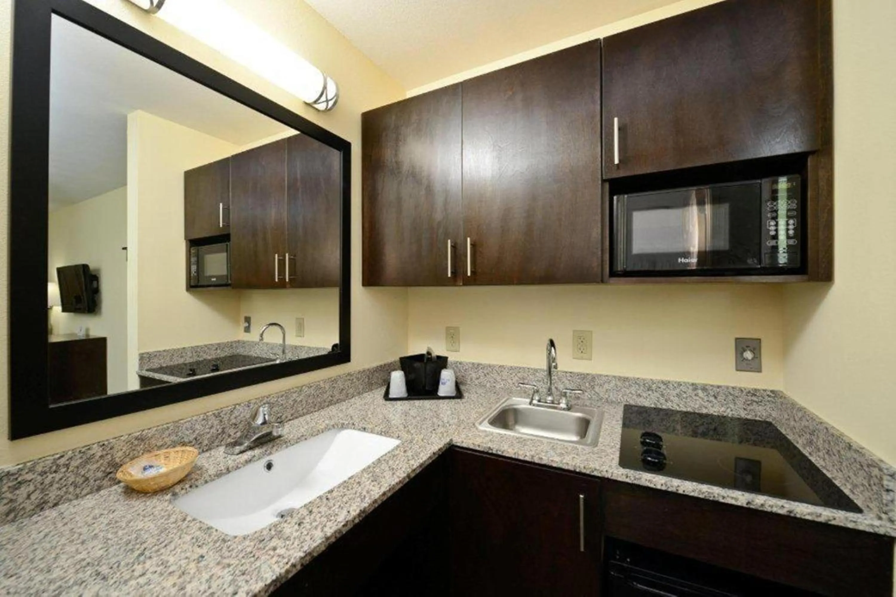 Kitchen or kitchenette in Americas Best Value Inn Lake Charles Interstate 210