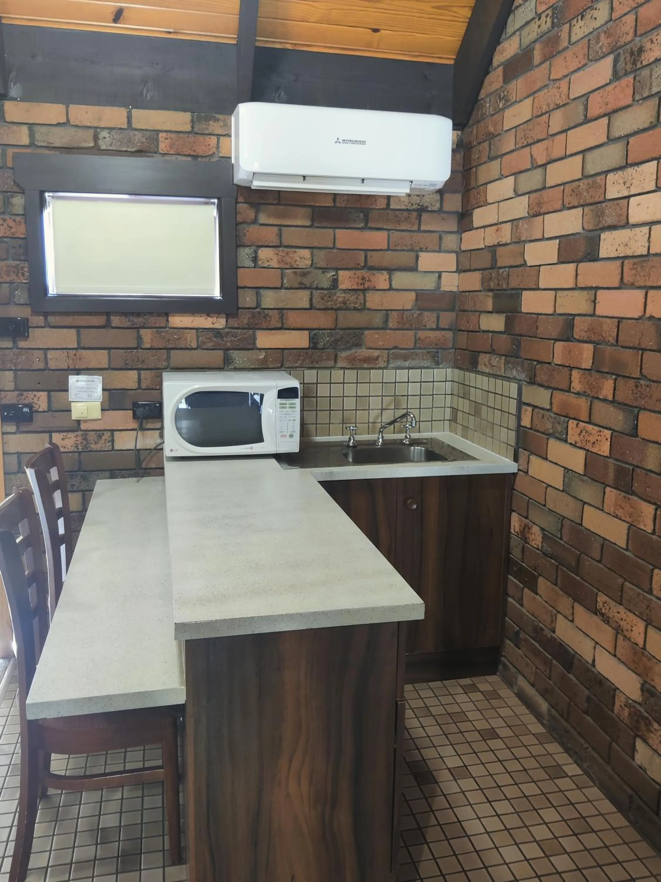 Kitchen or kitchenette in Belvoir Village Motel & Apartments Wodonga