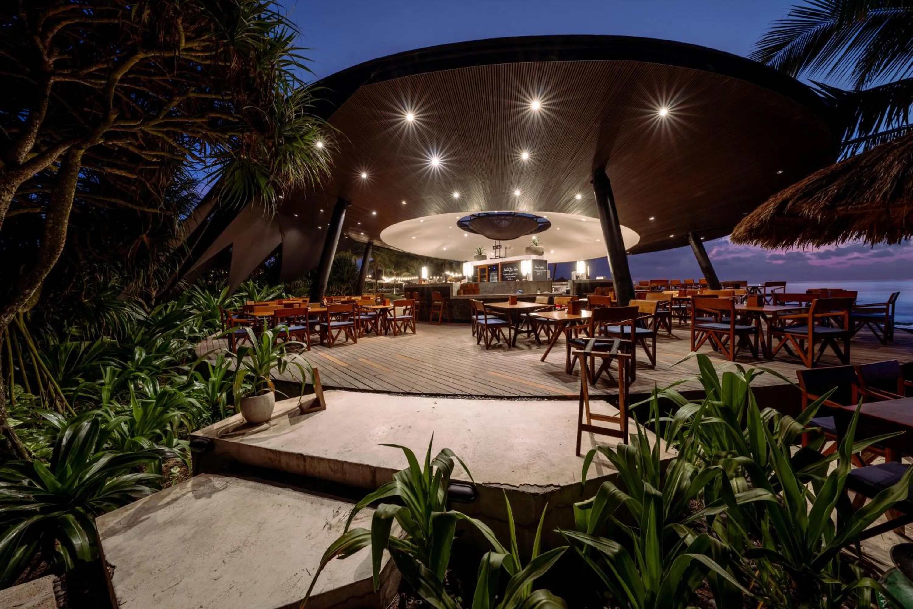 Restaurant/places to eat in Hotel Komune and Beach Club Bali