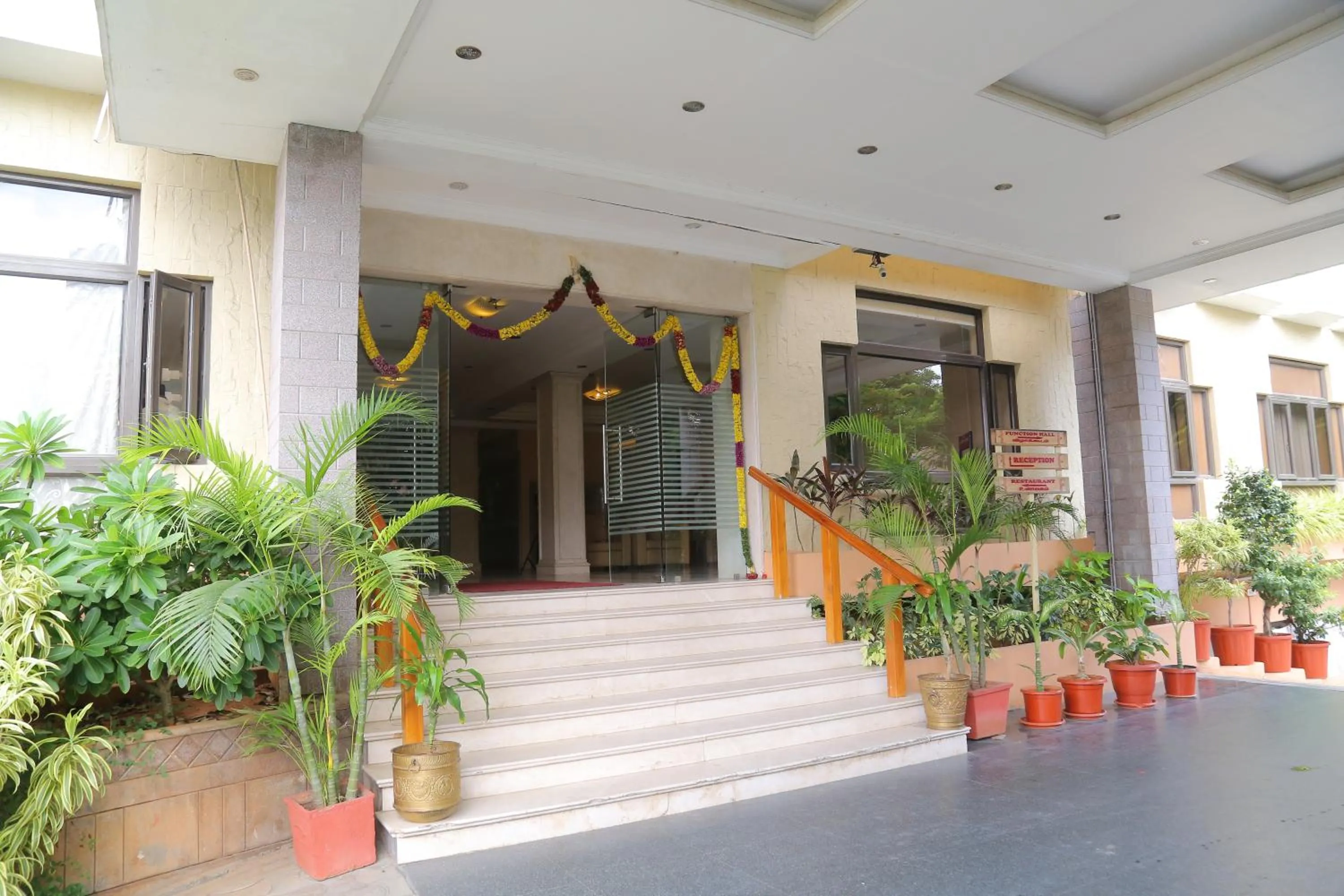 Facade/entrance in Hotel Surguru