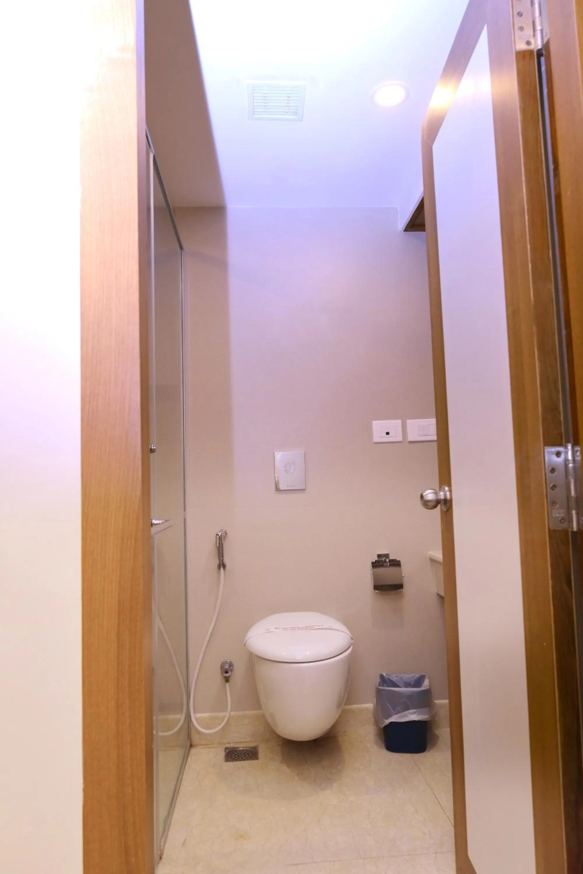 Toilet in Hotel Surguru