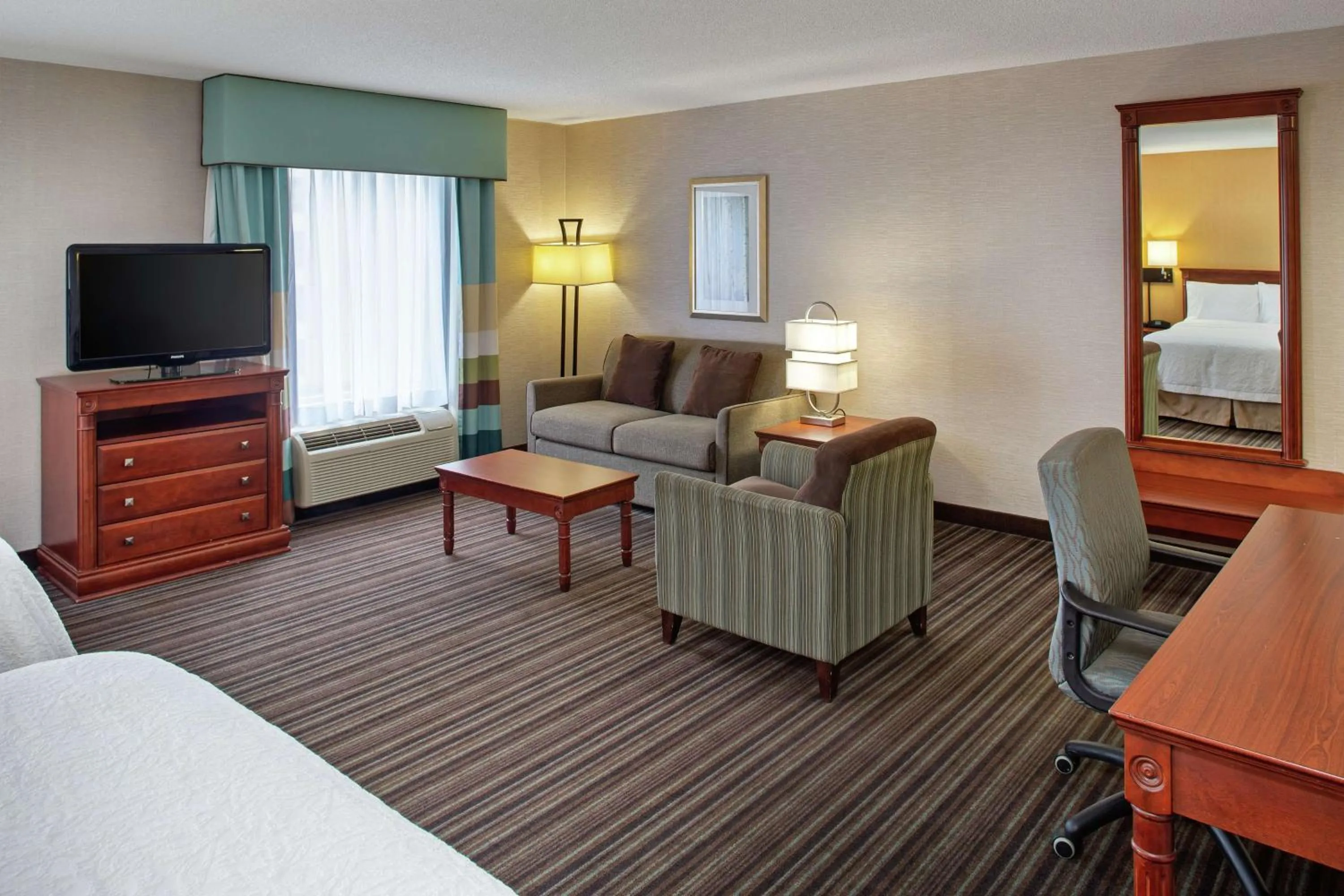 Bedroom, Bed in Hampton Inn & Suites by Hilton Toronto Airport